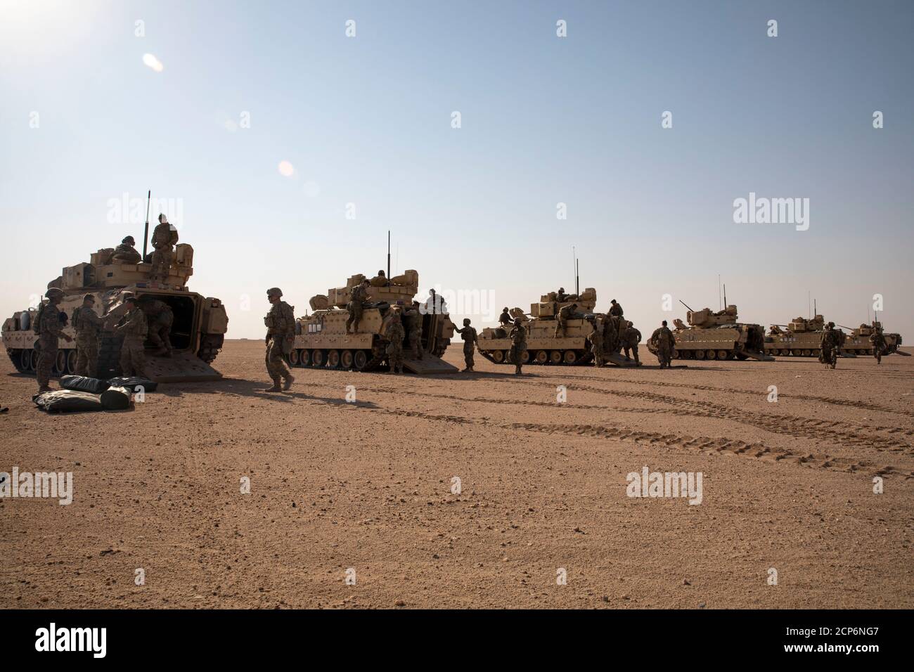 Soldaten mit 1. Bataillon, 6. Infanterie-Regiment, 2. Brigade gepanzerte Kampfmannschaft, Fort Bliss, Texas, führen Truppenübungen auf Lager Buehring, Kuwait, 5. September 2020, in Vorbereitung auf Operationen zur Unterstützung der kombinierten Joint Task Force-Operation Inhärent Resolve (CTJF-OIR) Mission durch. Die CJTF-OIR führt in ausgewiesenen Gebieten des Irak und Syriens eine Partneroperation durch, um Daesh zu besiegen und die Voraussetzungen für Folgemaßnahmen zur Erhöhung der regionalen Sicherheit zu schaffen. (USA Armee Foto von SPC. Jensen Guillory) Stockfoto