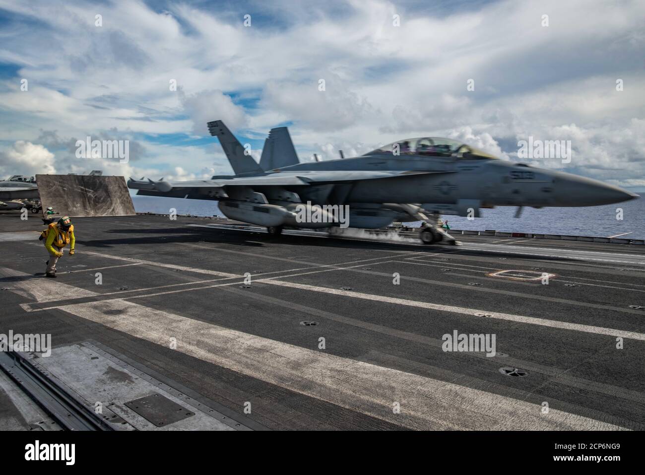 200917-N-ML137-1022 PHILIPPINISCHES MEER (SEPT 17, 2020) ein EA-18G Growler, der an den Shadowhawks of Electronic Attack Squadron (VAQ) 141 befestigt ist, startet vom Flugdeck des einzigen vorwärts eingesetzten Flugzeugträgers der Marine USS Ronald Reagan (CVN 76) zur Unterstützung von Valiant Shield 2020. Valiant Shield ist ein US-amerikanisches, zweijähriges Field Training Exercise (FTX) mit dem Schwerpunkt auf der Integration von gemeinsamen Schulungen in einer Blue-Water-Umgebung unter US-Streitkräften. Dieses Training ermöglicht die praktische Erzieltung gemeinsamer Kräfte durch das Aufspüren, Auffinden, Aufspüren, Aufspüren und Einbinden von Einheiten auf See, in der Luft, auf La Stockfoto