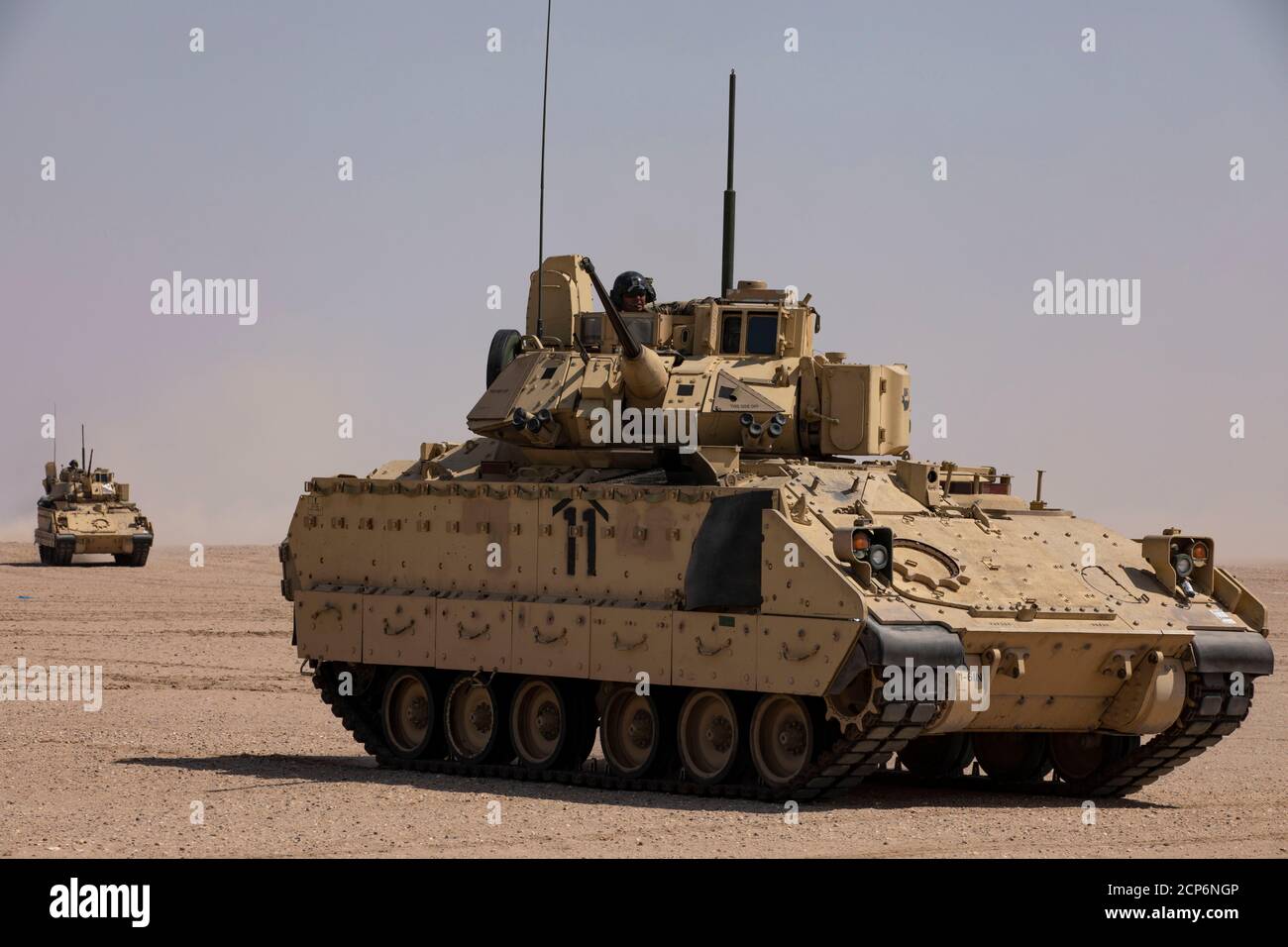 Soldaten mit 1. Bataillon, 6. Infanterie-Regiment, 2. Brigade gepanzerte Kampfmannschaft, Fort Bliss, Texas, führen Truppenübungen auf Lager Buehring, Kuwait, 5. September 2020, in Vorbereitung auf Operationen zur Unterstützung der kombinierten Joint Task Force-Operation Inhärent Resolve (CTJF-OIR) Mission durch. Die CJTF-OIR führt in ausgewiesenen Gebieten des Irak und Syriens eine Partneroperation durch, um Daesh zu besiegen und die Voraussetzungen für Folgemaßnahmen zur Erhöhung der regionalen Sicherheit zu schaffen. (USA Armee Foto von SPC. Jensen Guillory) Stockfoto