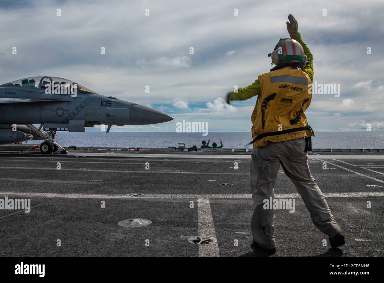 200917-N-ML137-1038 PHILIPPINISCHES MEER (SEPT 17, 2020) LT. Alexis McGilvrey, aus Ramona, Kalifornien, signalisiert eine F/A-18F Super Hornet, die an den Diamondbacks von Strike Fighter Squadron (VFA) 102 auf dem Flugdeck des einzigen vorwärts eingesetzten Flugzeugträgers USS Ronald Reagan (CVN 76) der Marine zur Unterstützung von Valiant Shield 2020 befestigt ist. Valiant Shield ist ein US-amerikanisches, zweijähriges Field Training Exercise (FTX) mit dem Schwerpunkt auf der Integration von gemeinsamen Schulungen in einer Blue-Water-Umgebung unter US-Streitkräften. Diese Schulung ermöglicht die praktische Erzieltung gemeinsamer Kräfte durch Erkennen, Auffinden, Nachverfolgen Stockfoto