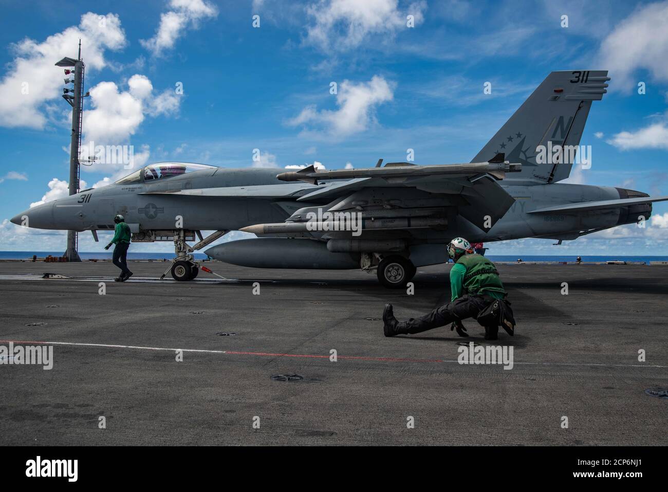 200918-N-ML137-1046 PHILIPPINISCHES MEER (SEPT 18, 2020) eine F/A-18E Super Hornet, die an das Eagles of Strike Fighter Squadron (VFA) 115 angeschlossen ist, wird an ein Katapult auf dem Flugdeck des einzigen nach vorne ausgerüstigten Flugzeugträgers der Marine USS Ronald Reagan (CVN 76) angeschlossen, um Valiant Shield 2020 zu unterstützen. Valiant Shield ist ein US-amerikanisches, zweijähriges Field Training Exercise (FTX) mit dem Schwerpunkt auf der Integration von gemeinsamen Schulungen in einer Blue-Water-Umgebung unter US-Streitkräften. Diese Schulung ermöglicht die praktische Erzieltung gemeinsamer Kräfte durch Aufspüren, Auffinden, Nachverfolgen und Einbinden von Einheiten auf See, in Stockfoto