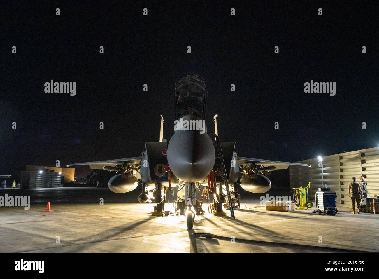Die Betreuer, die im 332d Air Expeditionary Wing eingesetzt werden, arbeiten mitten in der Nacht, um sicherzustellen, dass die F-15 Strike Eagle für ihre nächste Mission bereit ist. Betreuer sichern den Erfolg der Mission, indem sie Flugzeuge in der Luft halten. (USA Foto der Air National Guard von Meister Sgt. Jonathan Young) Stockfoto