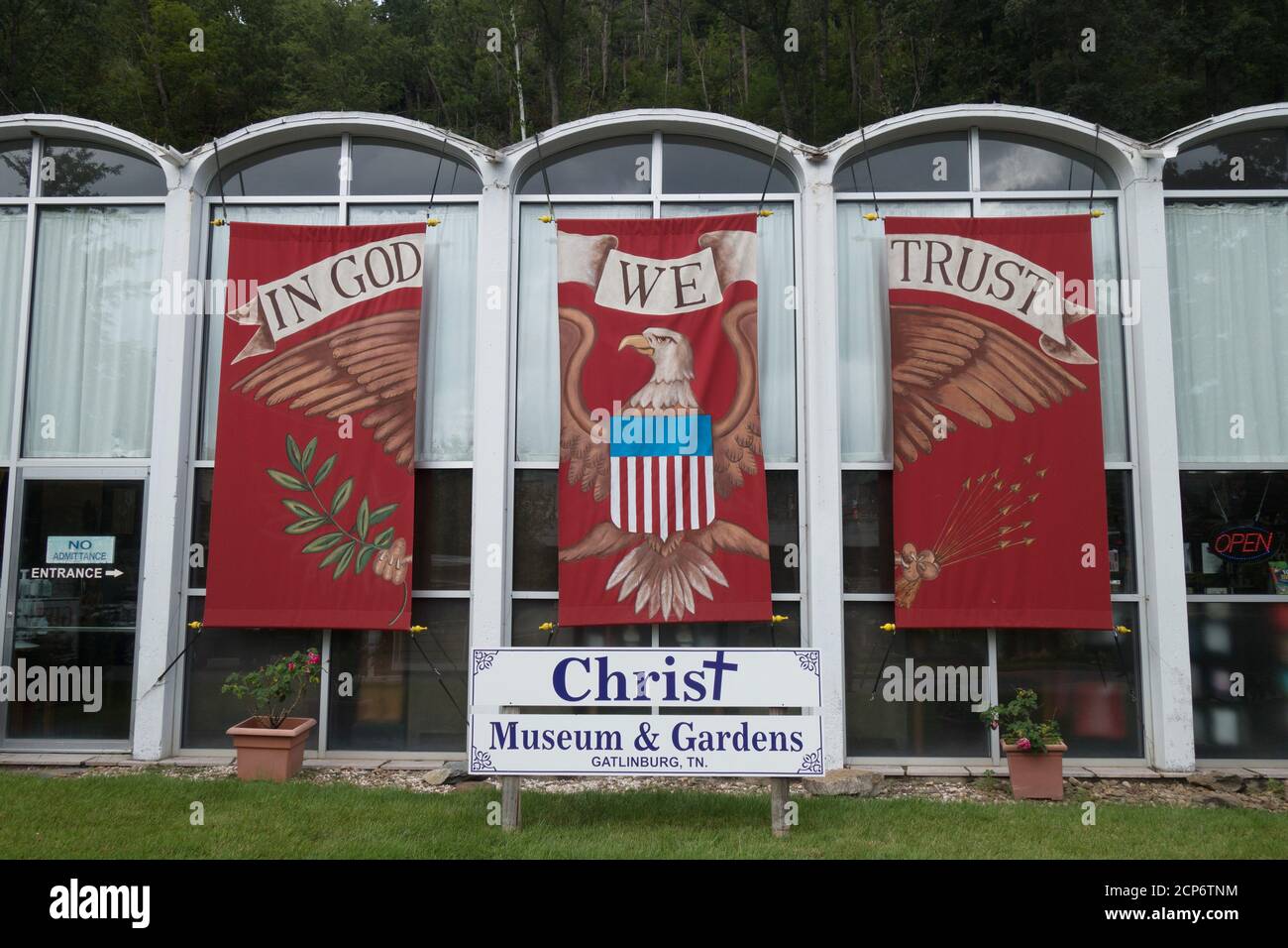 Ein großes Schild mit der Aufschrift "in God We Trust" im Christ in the Smokies Museum and Gardens in Gatlinburg, Tennessee, USA. Stockfoto