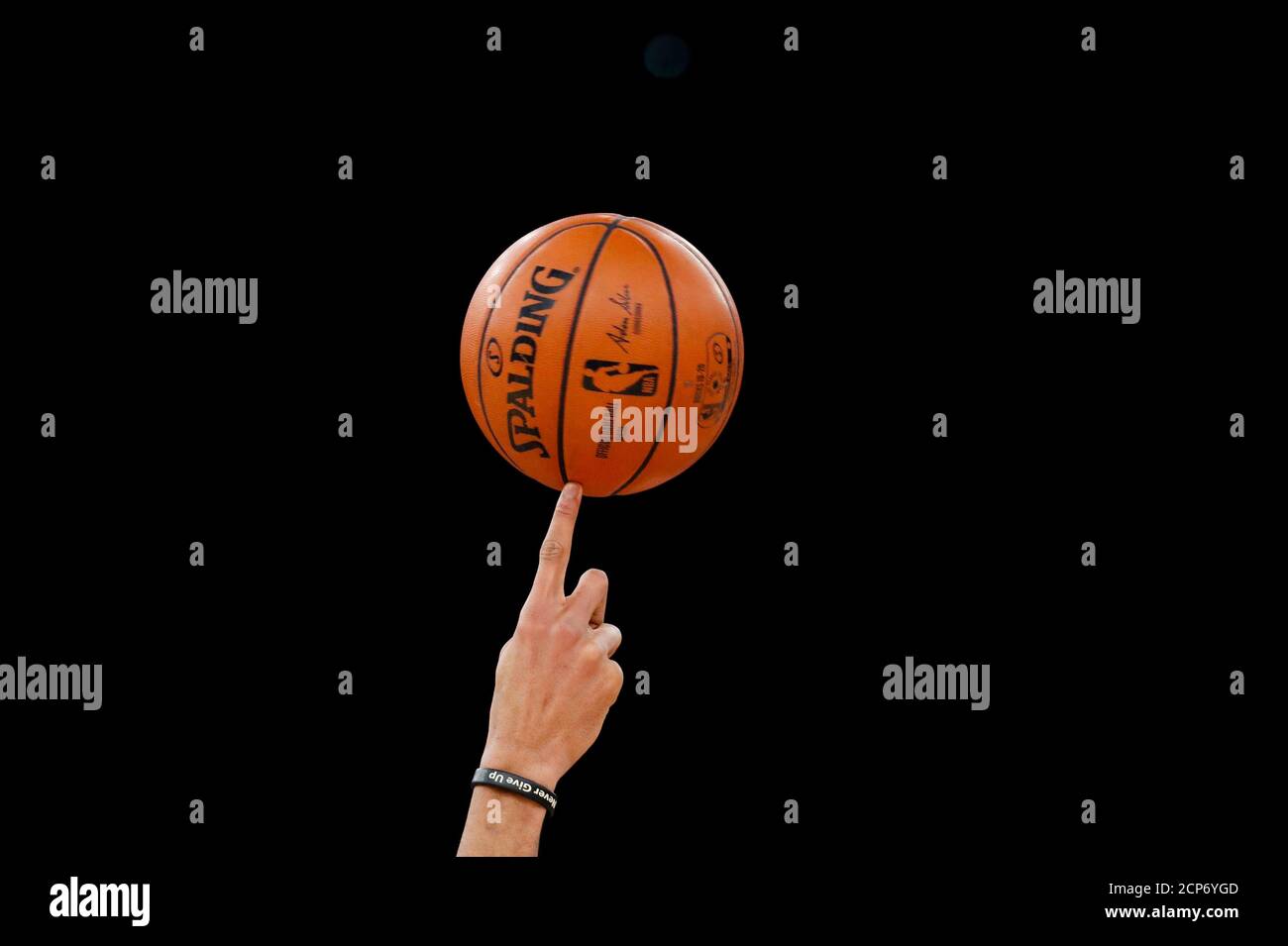 Milwaukee Bucks vorwärts Giannis Antetokounmpo die Hand wird gesehen, wie er mit dem Ball spielt während des Trainings vor dem NBA Paris Game 2020 in Paris, Frankreich 23. Januar 2020. REUTERS/Gonzalo Fuentes Stockfoto