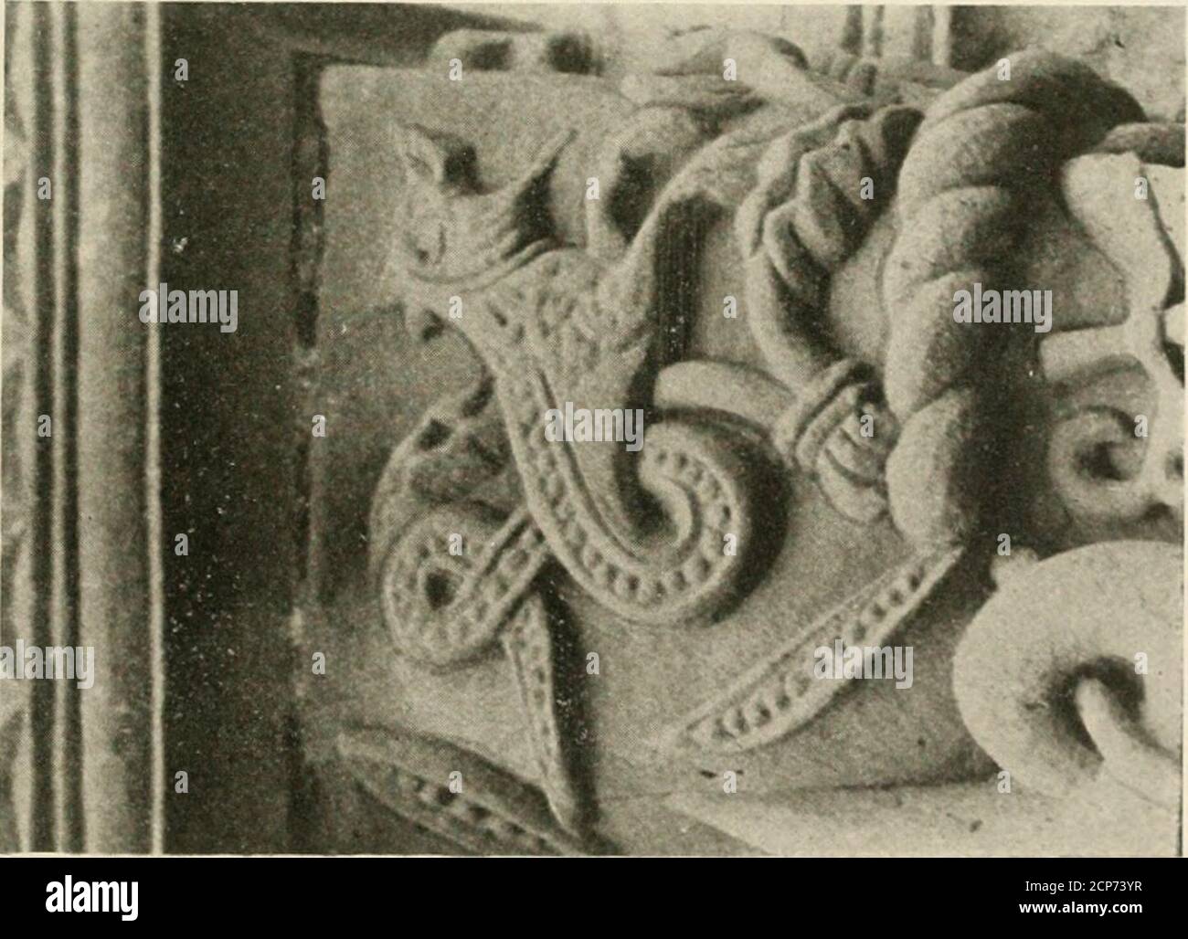 . Symbolik der Tiere und Vögel in englischer Kirchenarchitektur dargestellt. ENGLISCHE KIRCHENARCHITEKTUR ihren Schatten. Wenn sich eine Taube über den Tellerrand hinaus wagt, verschlingt sie der Drache. Ein oder zwei dovesare gezeigt faUing off im vierzehnten Jahrhundert Enghsh Bestiary (Slo. 3544) im BritishMuseum. Das Symbohsm dieser Geschichte ist wie folgt. Der Baum ist Gott; der Schatten ist der Sohn; die Taube ist der Heilige Geist, und auch scheint der Christ; und die Frucht von thetree stellt wdsdom dar. So etwas wie diese Fabel kann auf dem normannischen Tympanon von Dinton, Bucks, geschnitzt werden, wo ein Baum in der Mitte ist, und Drachen sind Stockfoto