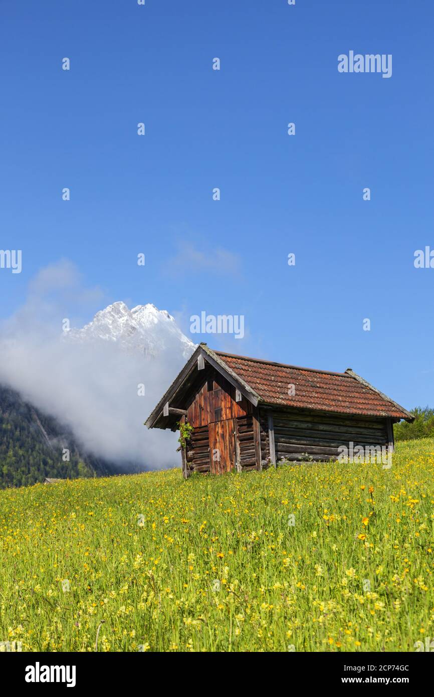 Hütte vor dem Wettersteingebirge mit Wettersteingipfeln Mittenwald