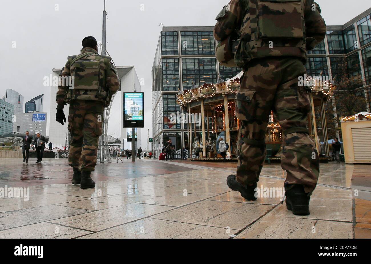 Soldaten patrouillieren in der Nähe der Arche de la Defense im Geschäftsviertel La Defense in Nanterre bei Paris, Frankreich, 19. November 2015. REUTERS/Gonzalo Fuentes Stockfoto