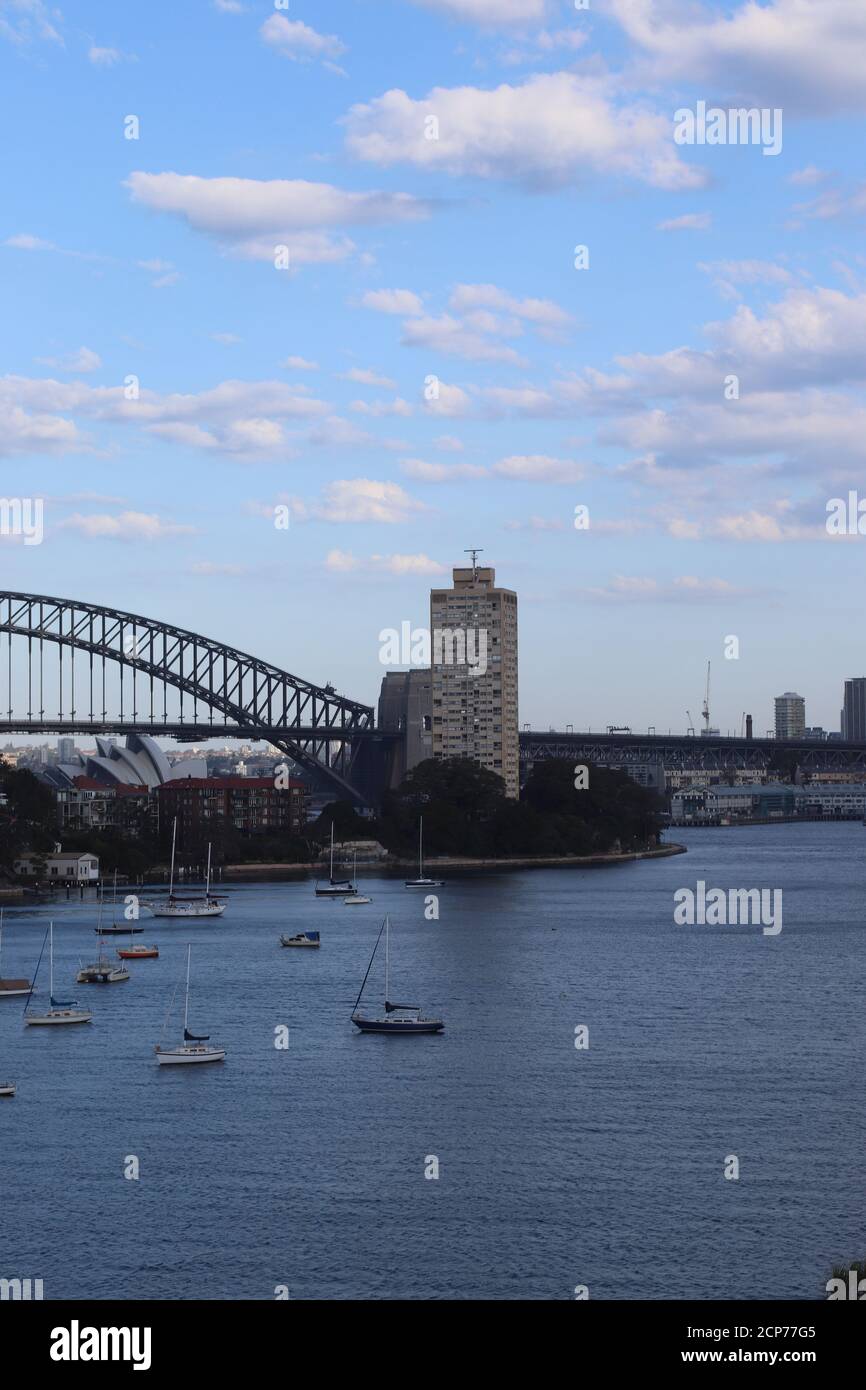 Blues Point Tower mit Blick auf Sydney Harbour Bridge, North Ugly Harry Seidler Design-Architektur NSW Australien Stockfoto