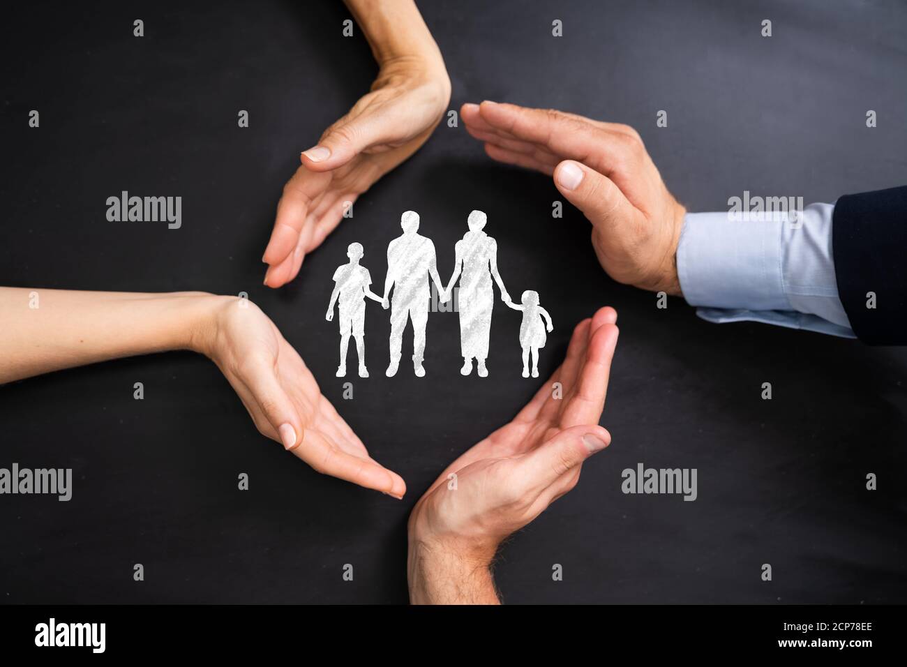 Diverse Gruppe Von Menschen Schutz Der Familie. Sicherheit Und Versicherung Stockfoto