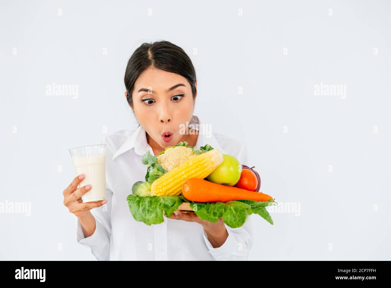 Frau Ernährungsberaterin präsentiert Ernährung Lebensmittel aus Obst und Gemüse für die Cholesterinkontrolle zeigt Bewusstsein und Prävention von Herzerkrankungen. Gesund Stockfoto