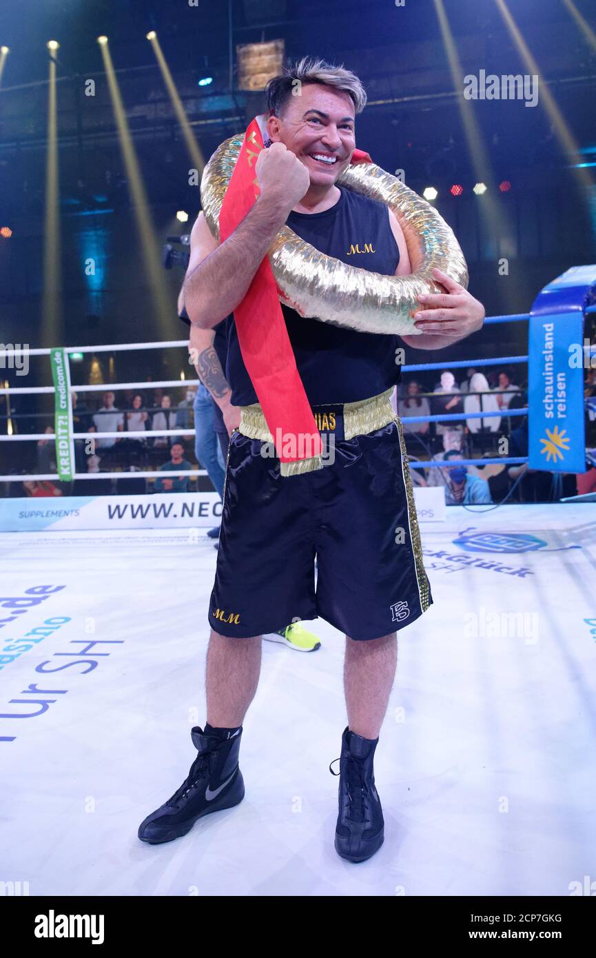 Köln, Deutschland. September 2020. Reality-Star Matthias Mangiapane feiert seinen Sieg bei der TV-Show 'das große Sat.1 Promiboxen'. Quelle: Henning Kaiser/dpa/Alamy Live News Stockfoto
