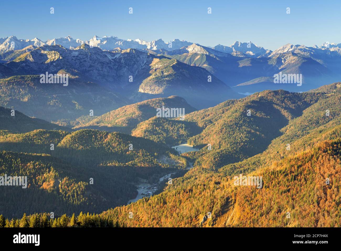 Blick von Roßstein (1698m) im Tegernsee am Karwendelgebirge, Oberbayern, Bayern, Süddeutschland, Deutschland, Europa Stockfoto
