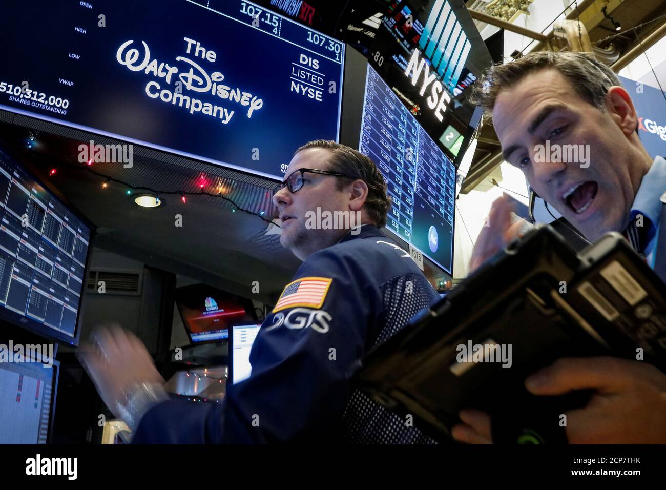 Trader arbeiten an der Stelle, an der Walt Disney Co. Aktien auf dem Boden der New York Stock Exchange (NYSE) in New York, USA, 14. Dezember 2017 gehandelt werden. REUTERS/Brendan McDermid Stockfoto