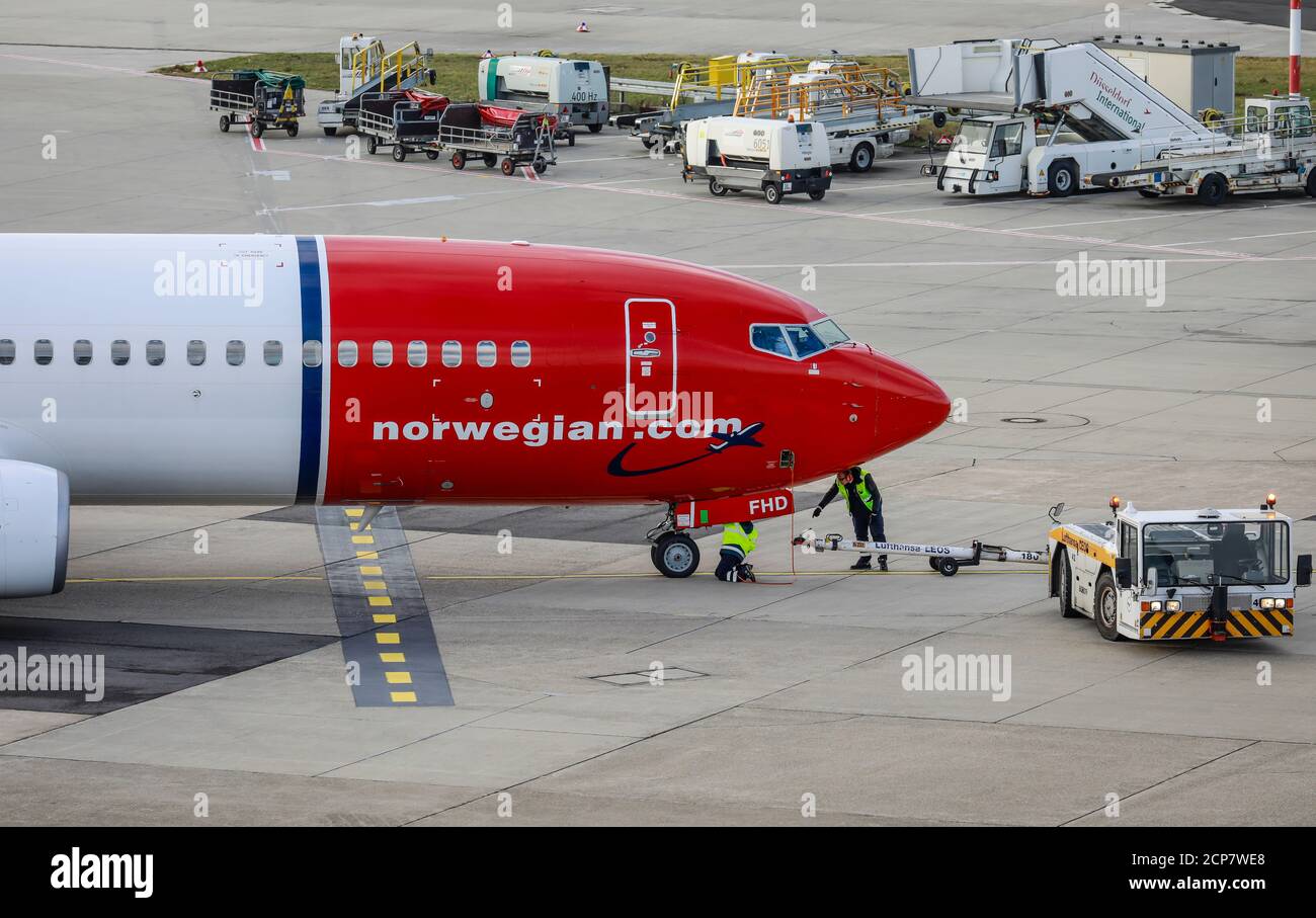 Düsseldorf, Nordrhein-Westfalen, Deutschland - Norwegisches Air Shuttle Flugzeug auf dem Weg zur Start- und Landebahn, Düsseldorf International Airport, DUS Stockfoto