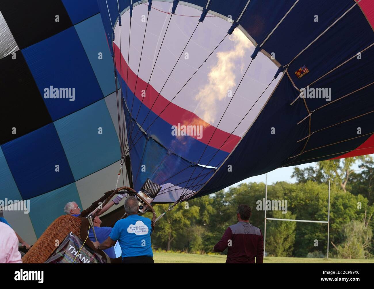 St. Louis, Usa. September 2020. Crew-Mitglieder beginnen am Freitag, 18. September 2020, ihren Heißluftballon im Forest Park in St. Louis aufzublasen. Das Ballonrennen im Great Forest Park wurde dieses Jahr wegen des Coronavirus abgesagt, aber die Heißluftballons werden dieses Wochenende über St. Louis fliegen, zu Ehren wichtiger Arbeiter, Pädagogen und Helden des Gesundheitswesens. Foto von Bill Greenblatt/UPI Kredit: UPI/Alamy Live News Stockfoto