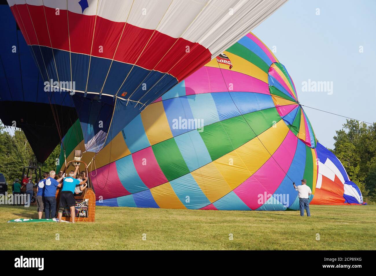 St. Louis, Usa. September 2020. Die Crew-Mitglieder beginnen am Freitag, 18. September 2020, im Forest Park in St. Louis mit dem Aufblasen von Heißluftballons. Das Ballonrennen im Great Forest Park wurde dieses Jahr wegen des Coronavirus abgesagt, aber die Heißluftballons werden dieses Wochenende über St. Louis fliegen, zu Ehren wichtiger Arbeiter, Pädagogen und Helden des Gesundheitswesens. Foto von Bill Greenblatt/UPI Kredit: UPI/Alamy Live News Stockfoto