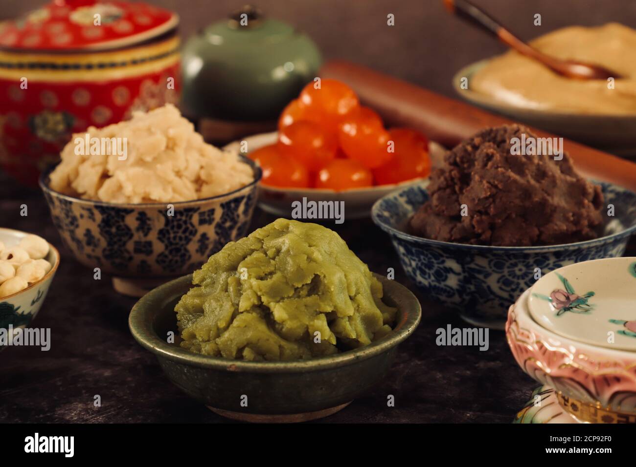 Verschiedene süße Pasten, gesalzene Eigelb und Hautteig für Yue Bing Mooncake Stockfoto