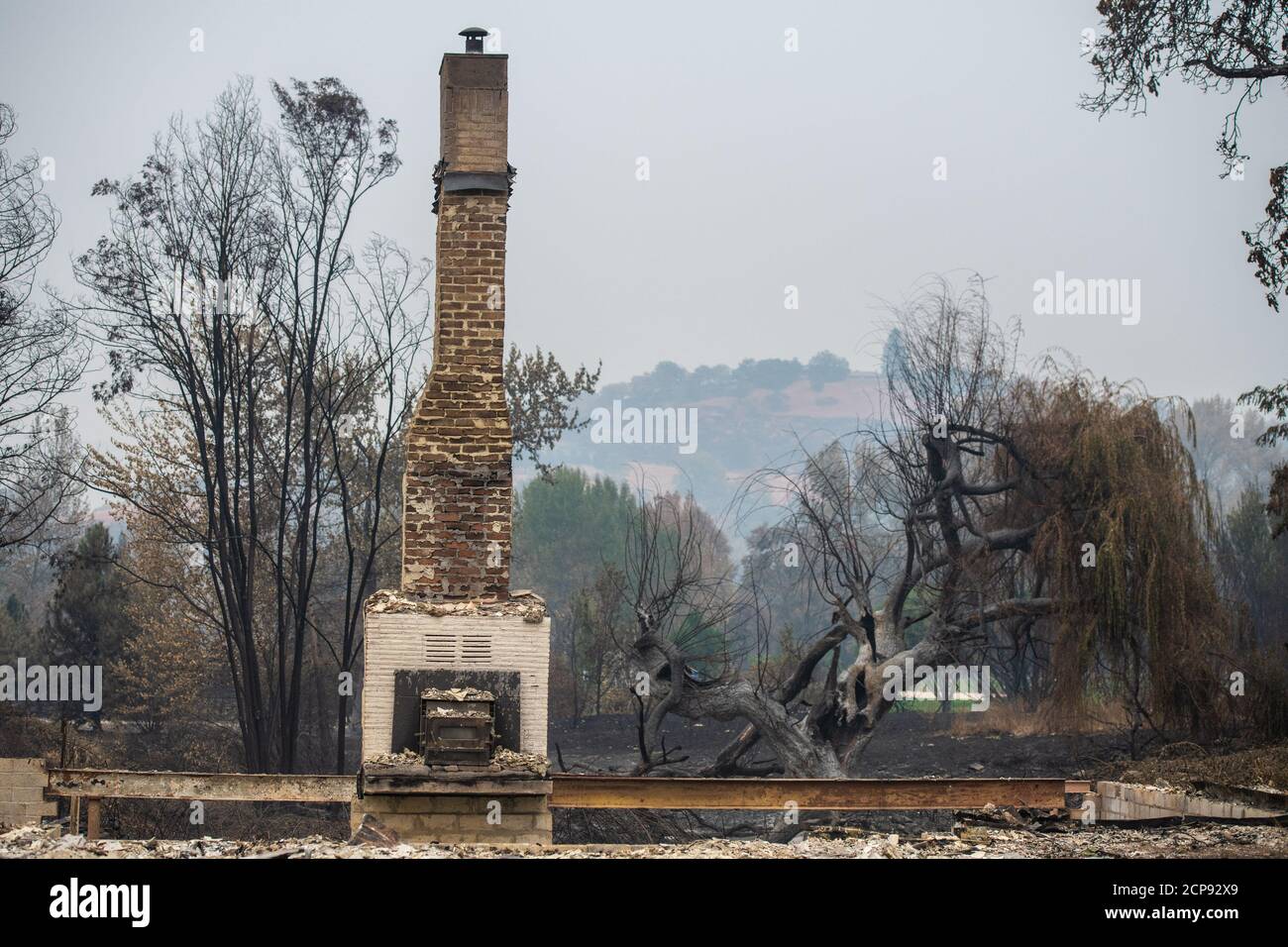 Phoenix, Usa. September 2020. PHOENIX, ERZ - 18. SEPTEMBER 2020: Ein allgemeiner Blick auf die Nachwirkungen des Almeda-Feuers. Die Stadt Phoenix, Oregon, zeigt die ausgebrannten Häuser, Autos und Trümmer, die zurückgelassen wurden. In Phoenix, etwa 20 Meilen nördlich der kalifornischen Grenze, wurden Häuser bis zur Unkenntlichkeit verkohlt. Im Westen der USA brennen laut dem National Interagency Fire Center mindestens 87 Waldbrände. Sie haben mehr als 4.7 Millionen Hektar in Fackeltau - mehr als sechsmal so viel wie Rhode Island. Kredit: Chris Tuite/imageSPACE Kredit: Imagespace/Alamy Live Nachrichten Stockfoto