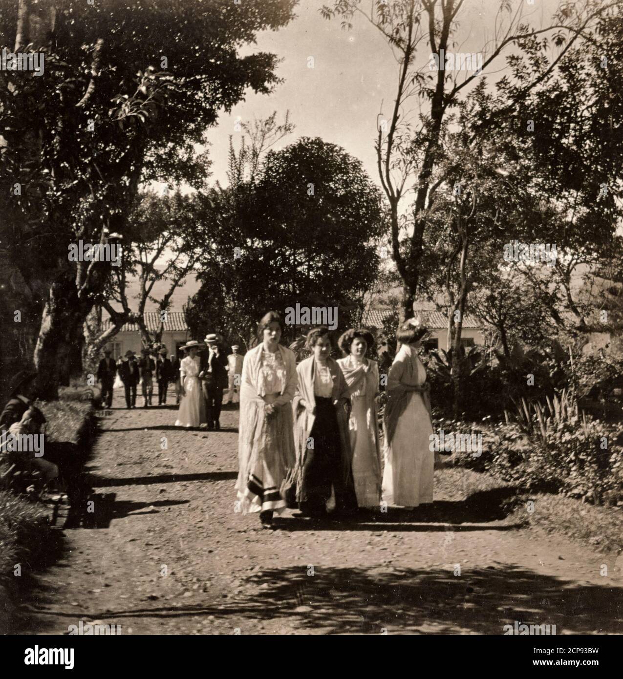 Costaricanische Frauen beim Spazierengehen im Park, Cartago, Costa Rica, um 1910 Stockfoto Costaricanische Frauen beim Spazierengehen im Park, Cartago, Costa Rica, um 1910 Stockfoto