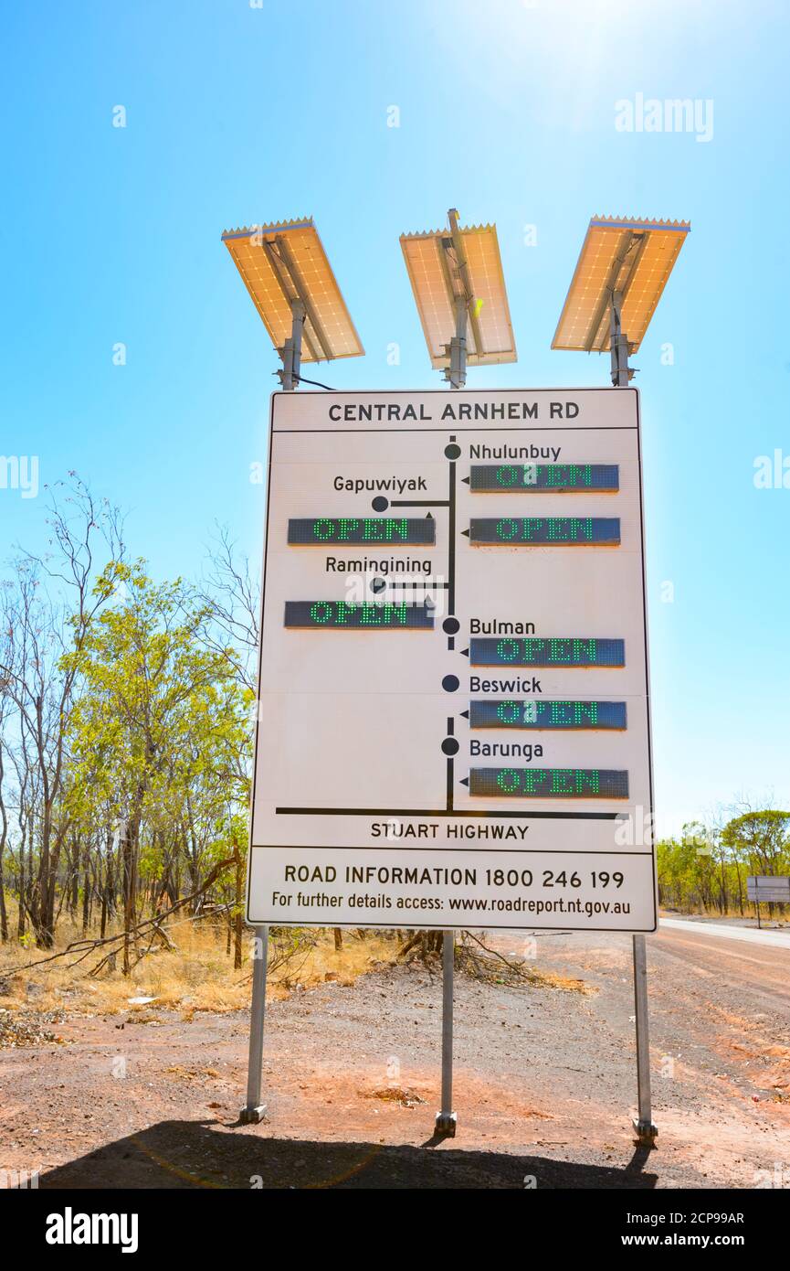Straßenschild mit offenen Straßen entlang der Central Arnhem Road, East Arnhem Land, Northern Territory, NT, Australien Stockfoto