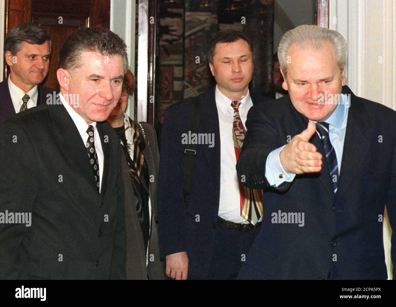 Der jugoslawische Präsident Slobodan Milosevic (R) weist dem Vorsitzenden  des Rates der Republik der belarussischen Nationalversammlung, Pavel Shypuk  (L), vor den Gesprächen über die Zusammenarbeit zwischen den beiden Ländern  in Belgrad im