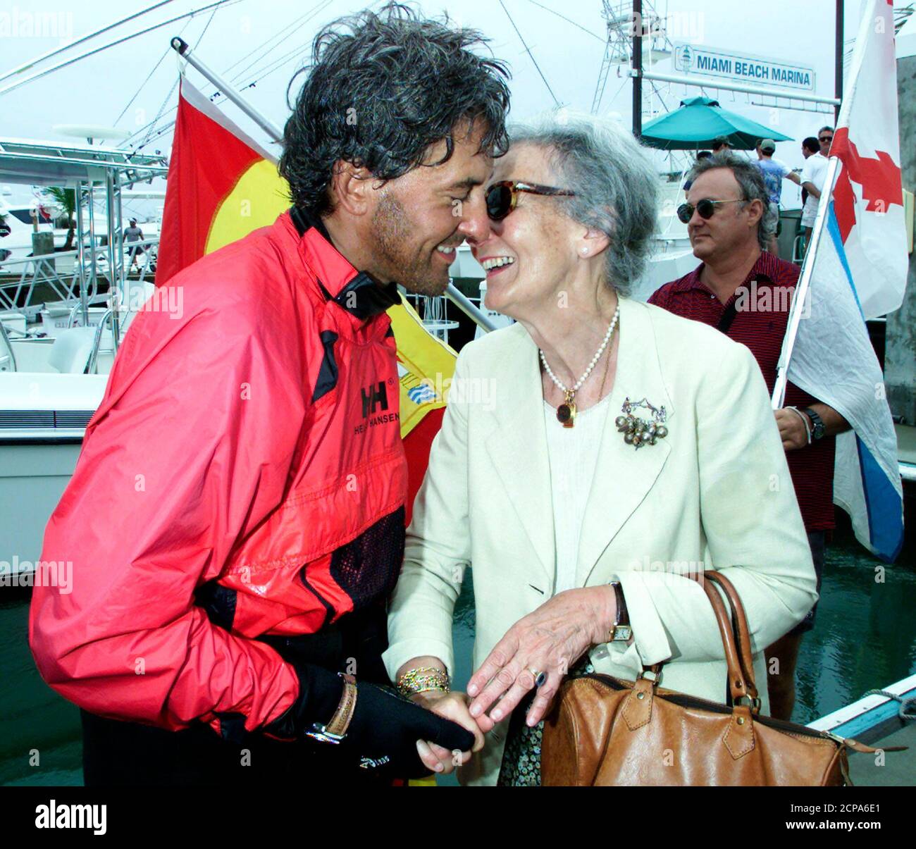 Graf Alvaro De Marichalar Von Spanien Wird Von Seiner Mutter Nach Der Ersten Uberquerung Des Atlantiks Auf Jet Ski Begrusst Graf Alvaro De Marichalar Von Spanien L Wird Von Seiner Mutter Maria Concepcion