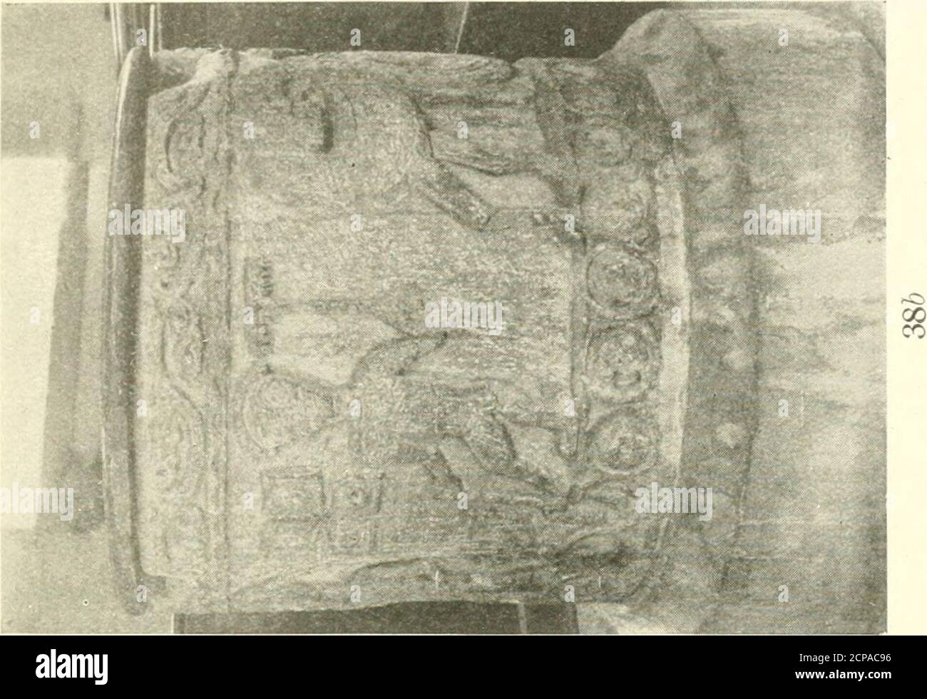 . Symbolik der Tiere und Vögel in englischer Kirchenarchitektur dargestellt. Es ist auch in einem flämischen Bestiarydes dreizehnten Jahrhunderts im BritishMuseum vertreten. In den griechischen Klassikern ist der Zentaur ein Kreaturezusammengesetzt Hälfte eines Mannes und Hälfte eines Pferdes.Es wurde von Ixion und Nephele abstammen, und sympboUc aller Formen der Sinnlichkeit.Virgil in seinem Mneid schreibt von Zentauren an den Toren der Hölle. Dante stellt sie in den Inferno. Er beschreibt sie als bewaffnete mitdarts, mit denen sie auf gewalttätige Männer schießen, die verurteilt sind, in einem Fluss von boiUngblood zu sein. Wenn Jesaja in XIII. 21 sagt, dass satyrsor er Stockfoto