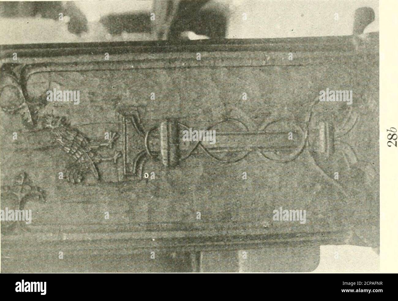 . Symbolik der Tiere und Vögel in englischer Kirchenarchitektur dargestellt. In den Weg der Wolf jagt nach Nahrung. Es wird sich den schaffalten bei Nacht gegen einen Wind, so dass die Hunde dürfen nicht riechen, und wenn es ein zufälliges Geräusch mit seinen Füßen, es wird das beleidigende Mitglied schwer beißen. Im 14. Jahrhundert. Bestiarium im BritischMuseum (Slo. 3544) der Wolf wird gebissen Pfote gezogen. Ein Hund gibt den Alarm von Affold, der drei Schafe enthält, und ein Manis, der ein Horn für Hilfe gerade hinter klingend. Es wurde gedacht, dass der Wolf den Menschen dazu bringen würde, seine Stimme zu verlieren, wenn er ihn mit hismouth o sieht Stockfoto