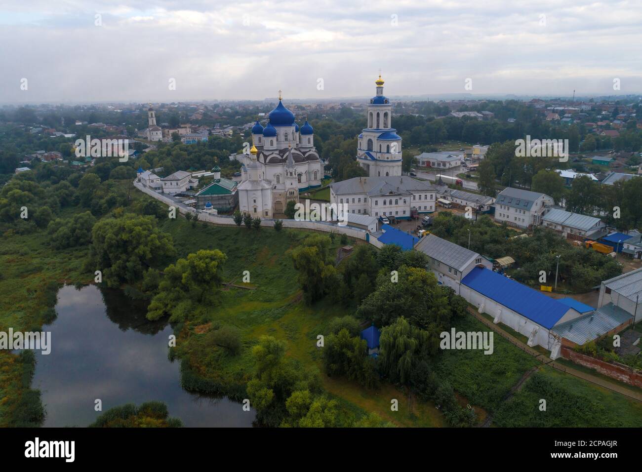 Blick auf das Svyato-Bogolyubsky Kloster an einem bewölkten Augustmorgen (Luftaufnahmen). Bogolyubowo, Russland Stockfoto