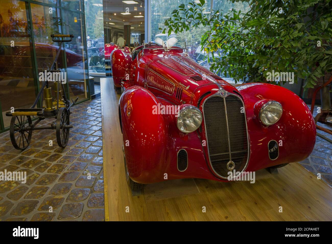 ARKHANGELSKOE, RUSSLAND - 26. AUGUST 2020: Sport-Retro-Auto Alfa Romeo 8C2900B im Vadim Zadorozhny Museum of Technology Stockfoto