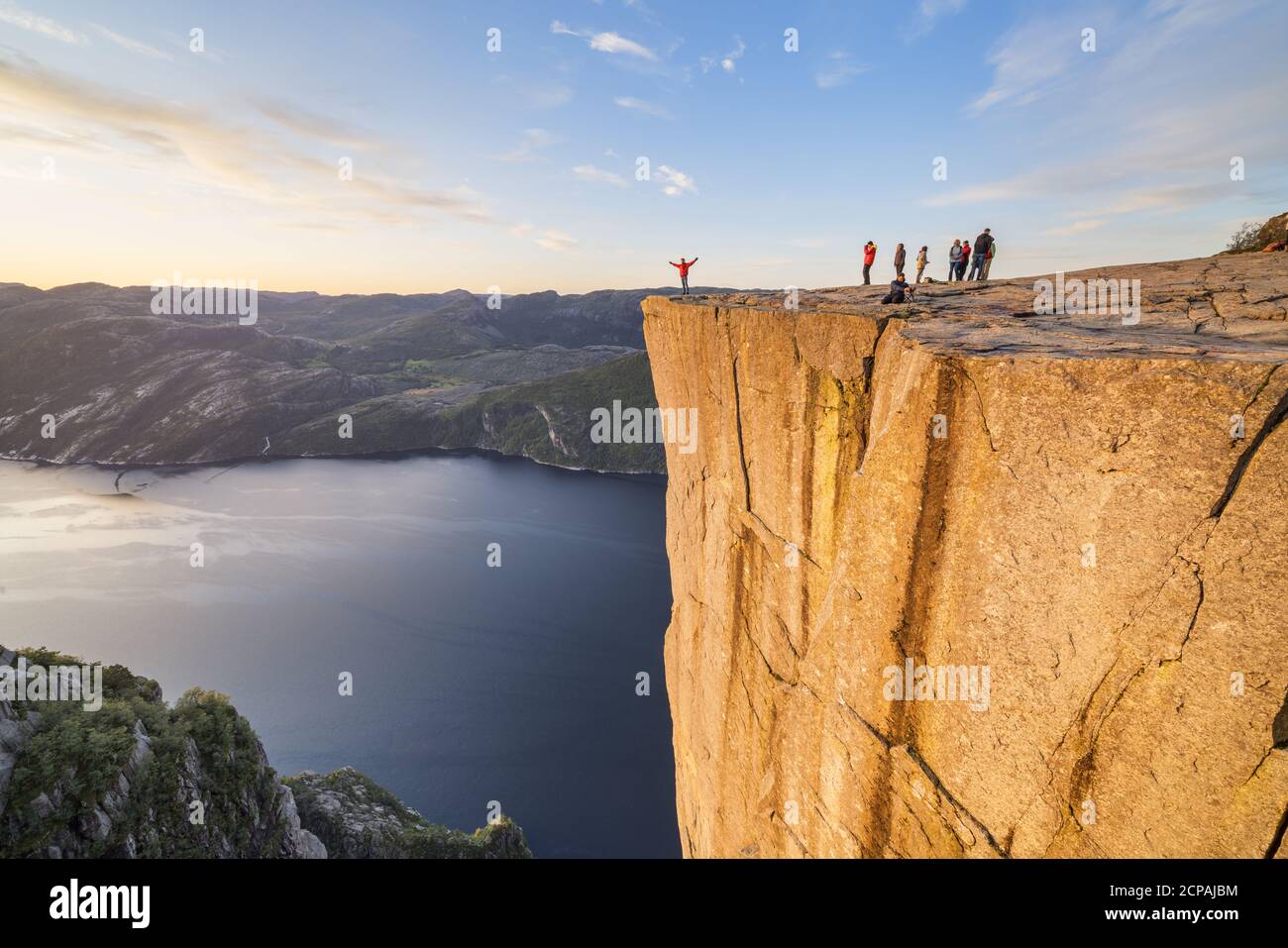 Menschen am Morgen auf dem Pulpit Rock bei Lysefjord, Jørpeland, Rogaland, Norwegen Stockfoto