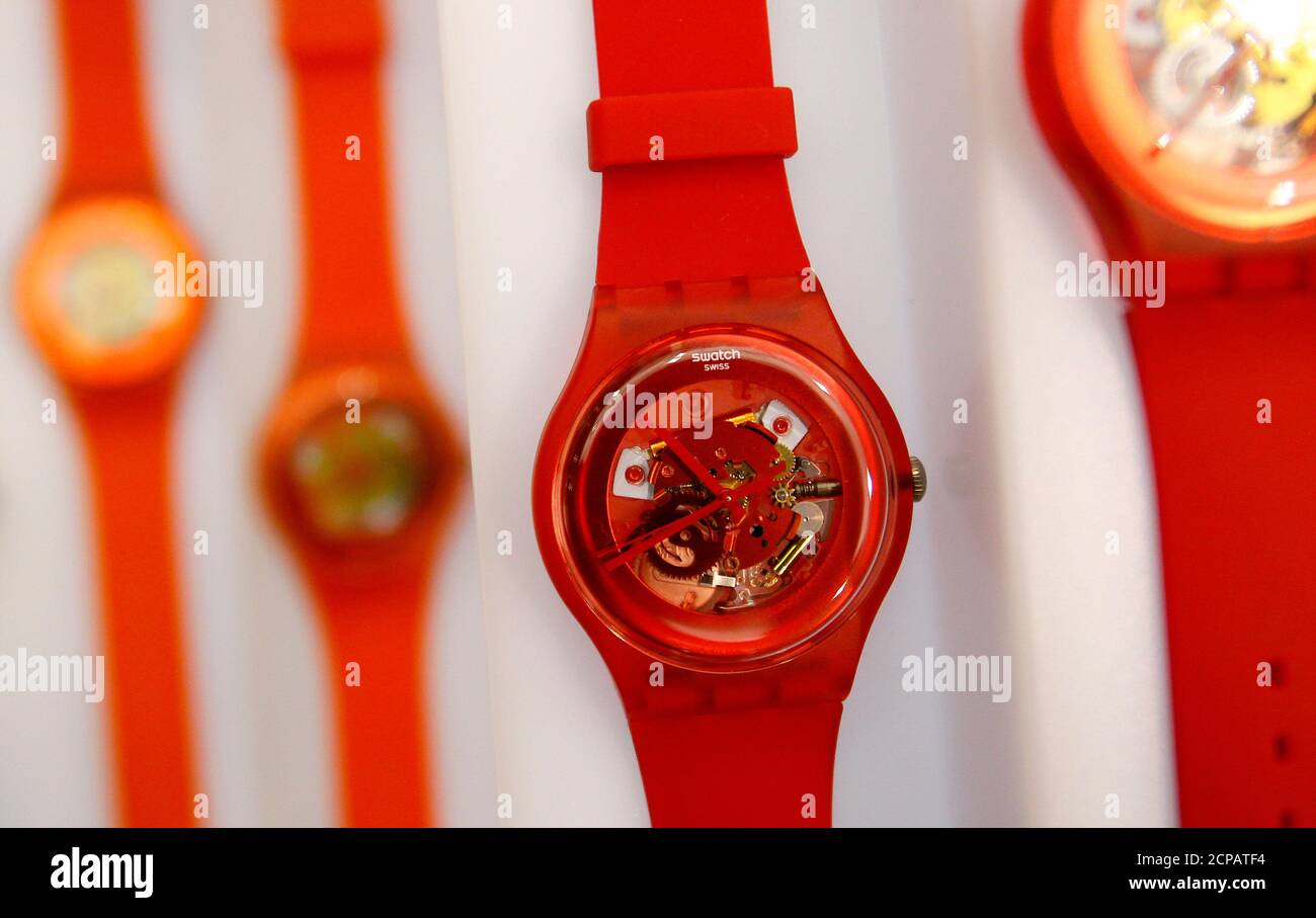 Swatch-Uhren sind abgebildet in einem Swatch Store in Bern 4. Februar 2013.  Ganzjahres Resultate von Swatch, das Unternehmen, das bunte Plastik Uhren  und High-End-Uhren, zeigte Nettogewinn stieg von 26 Prozent auf 1,61