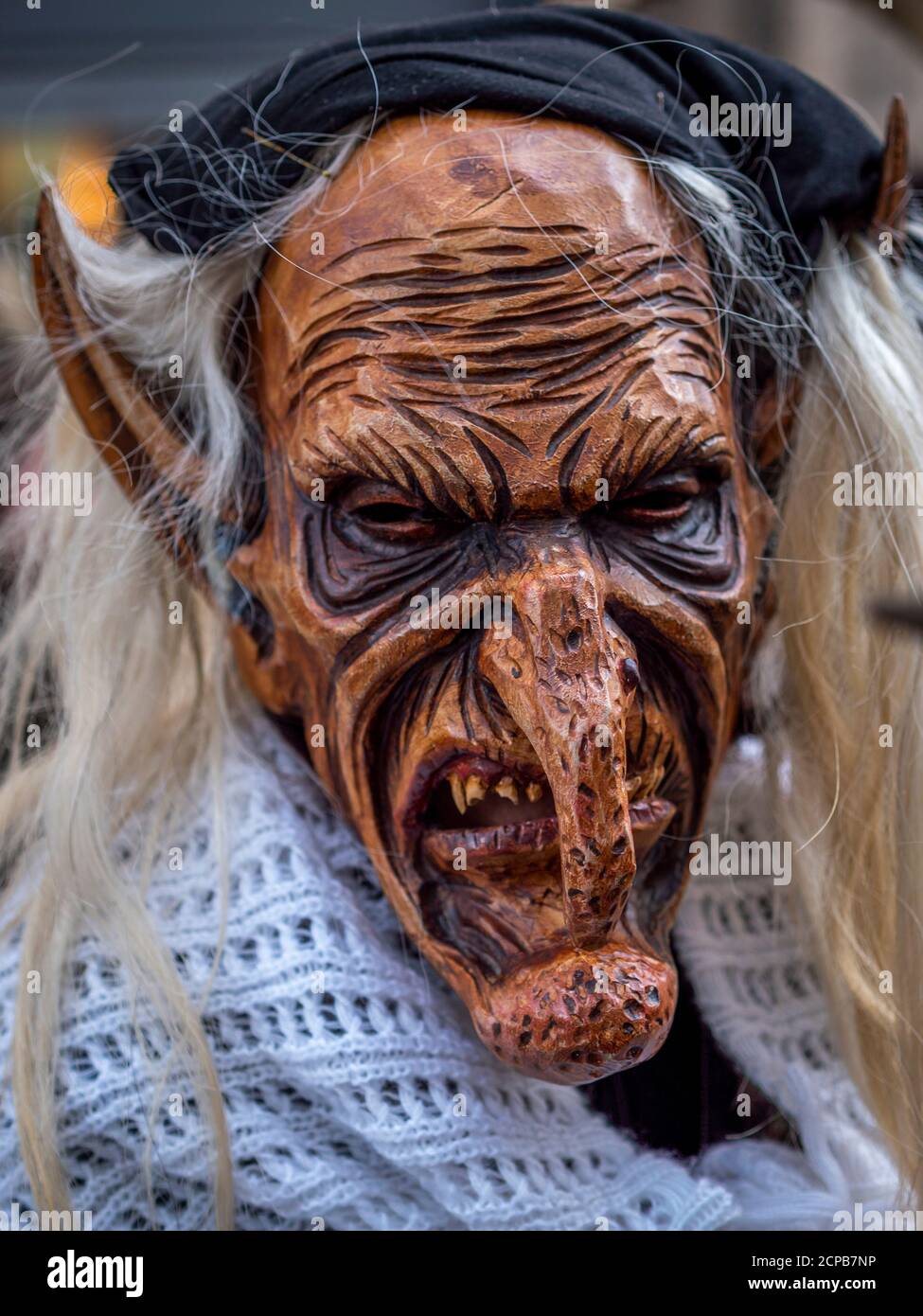 Krampuslauf am Münchner Christkindlmarkt, eine alte Tradition, die zur Weihnachtszeit in Bayern, Österreich und Südtirol, München, Bayern, Stockfoto