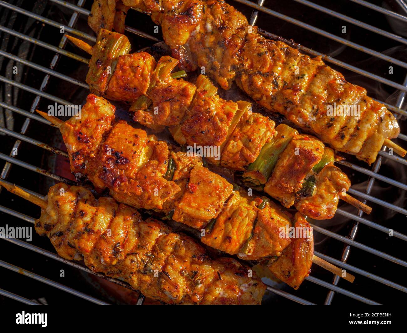 Gewürzte Fleischspieße auf dem Grill, Bayern, Deutschland, Europa Stockfoto