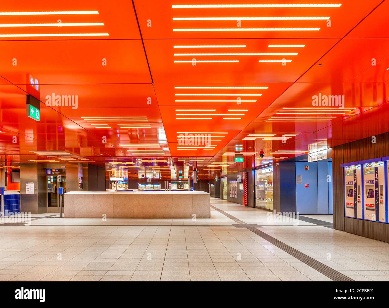 Menschenleerer Keller tagsüber, Zugang zur U-Bahn, Corona-Krise, Marienplatz, München, Oberbayern, Bayern, Deutschland, Europa Stockfoto