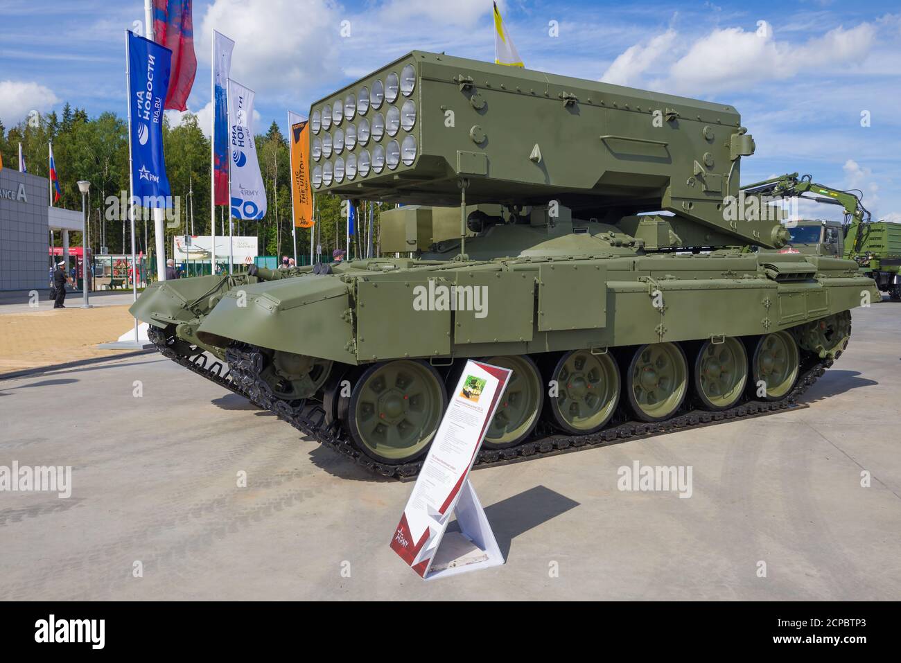 REGION MOSKAU, RUSSLAND - 25. AUGUST 2020: Schweres Flammenwerfer-System TOS-1A auf dem internationalen Militärforum 'Army-2020' Stockfoto