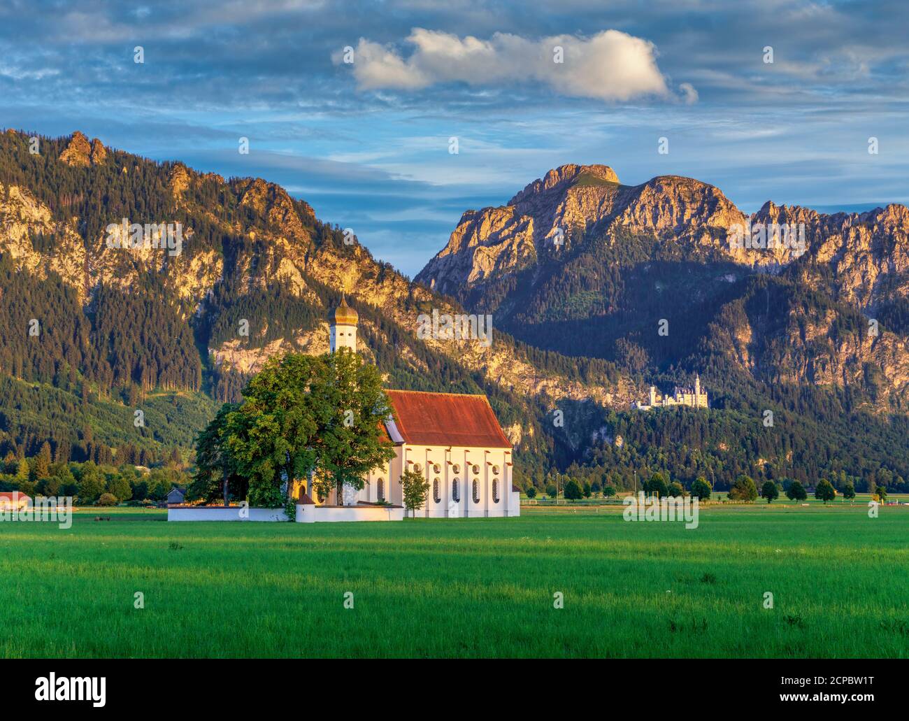 Wallfahrtskirche St. Coloman und Schloss Neuschwanstein, Schwangau bei Füssen, Ostallgäu, Allgäu, Bayern, Deutschland, Europa Stockfoto