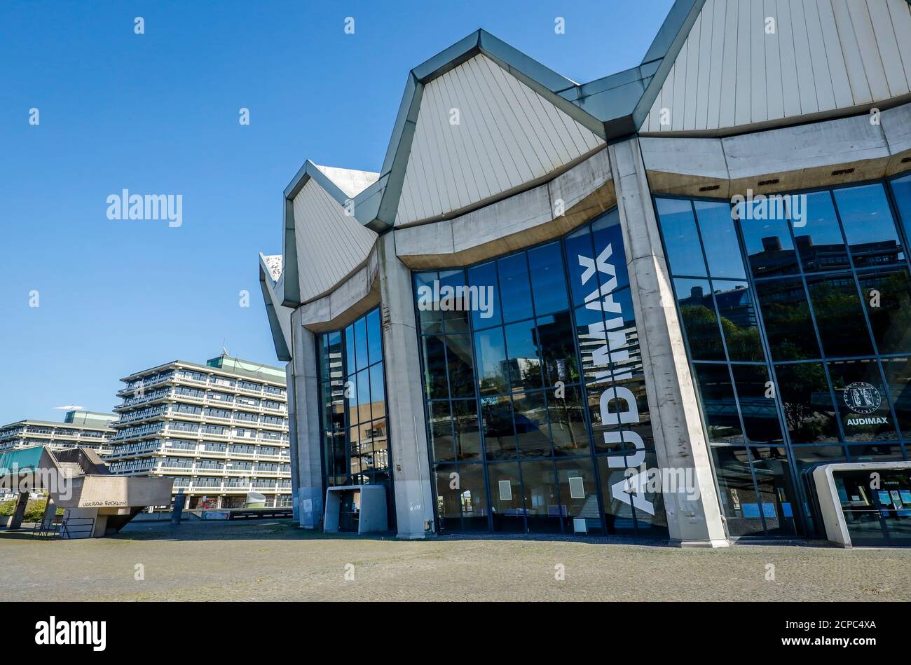 Bochum, Ruhrgebiet, Nordrhein-Westfalen, Deutschland - RUB, Ruhr-Universität Bochum, Platz vor dem in Zeiten der Corona pandem menschenleeren Audimax Stockfoto