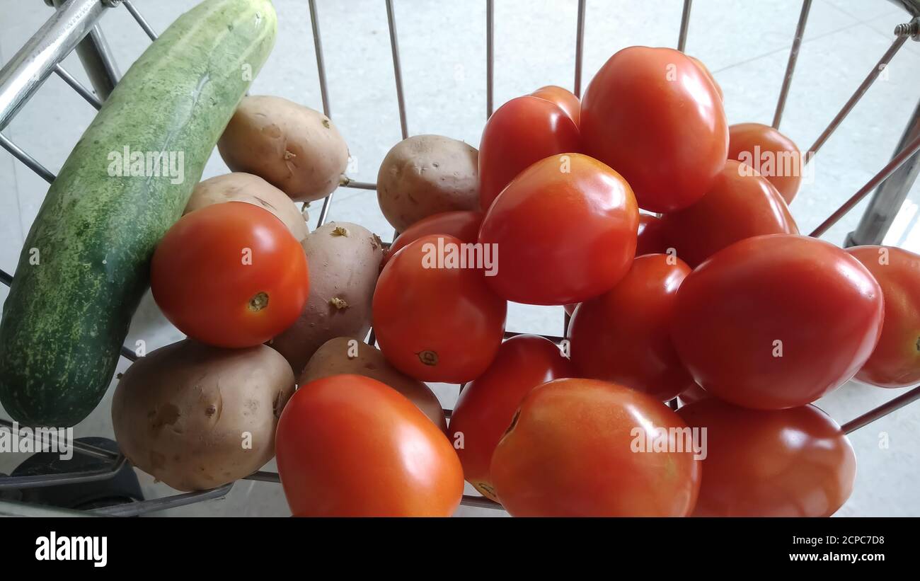 Kartoffeln und Bio-Gurke isoliert in Warenkorb oder Korb mit selektivem Fokus. Stockfoto