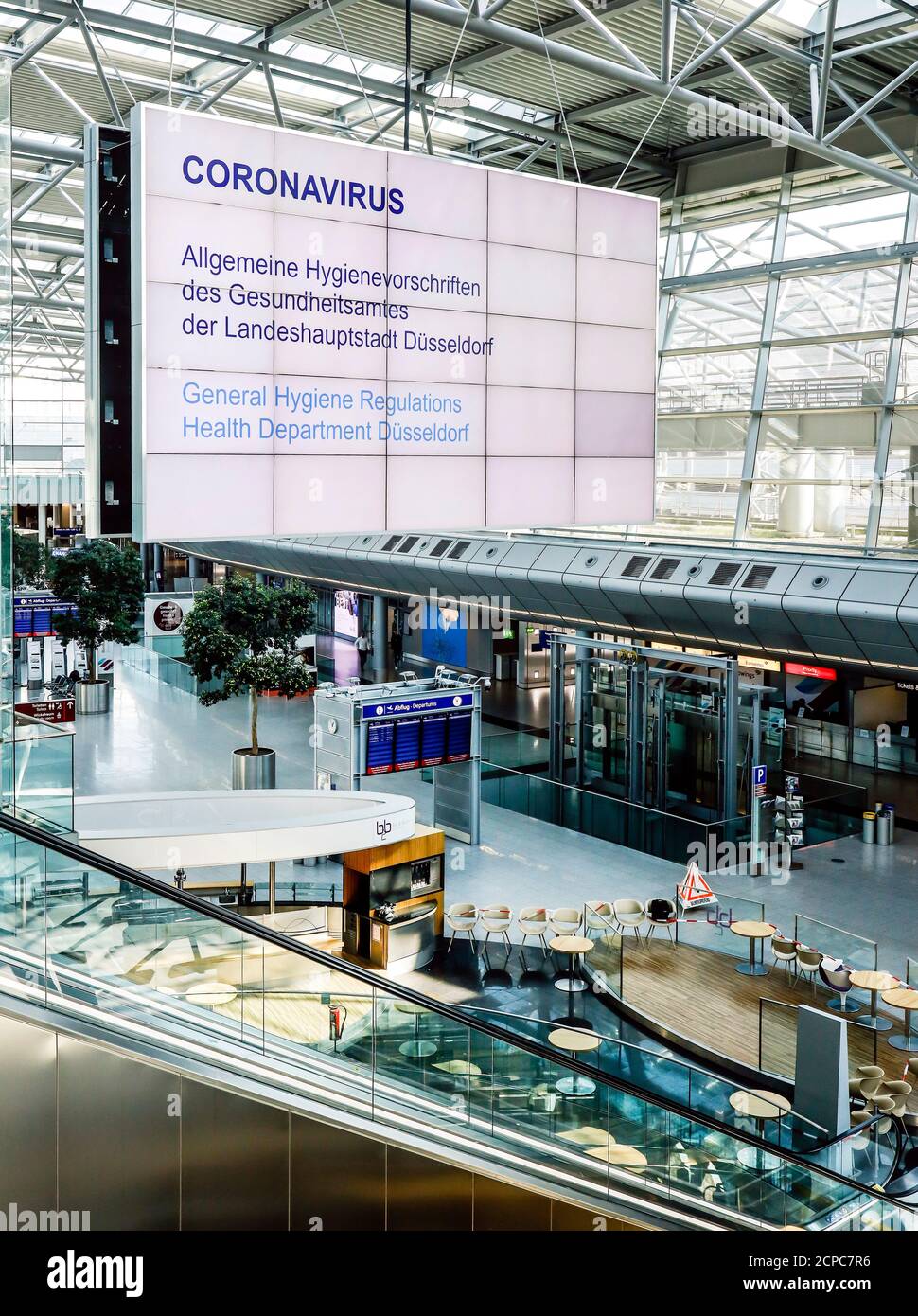 Leere Abflughalle am Flughafen Düsseldorf in Zeiten der Corona-Pandemie informiert ein Display über Hygienevorschriften der Gesundheit Stockfoto