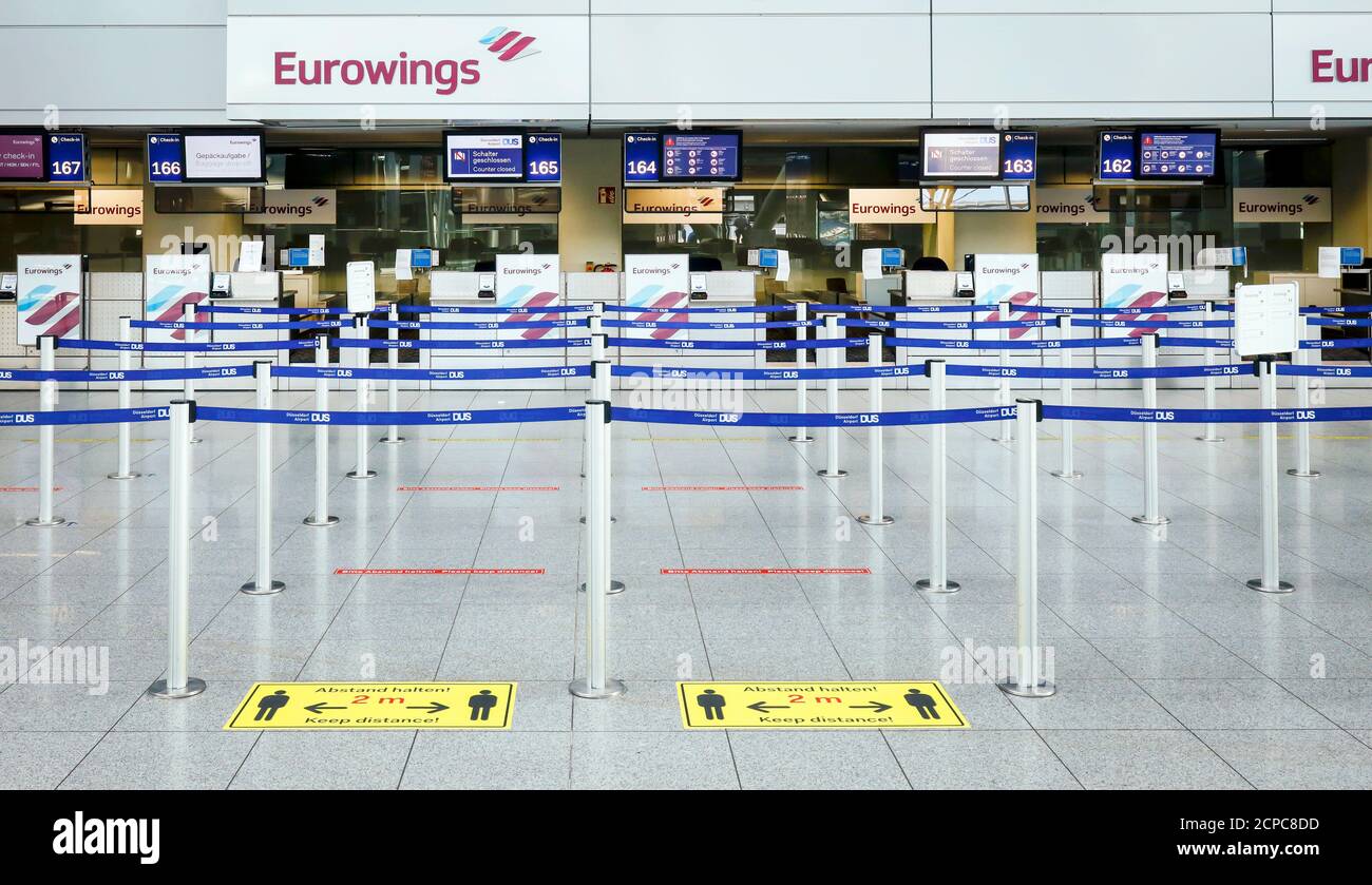 Flughafen Düsseldorf Last Minute Schalter Erfahrungen Leerer Eurowings Check-in-Schalter am Flughafen Düsseldorf in Zeiten