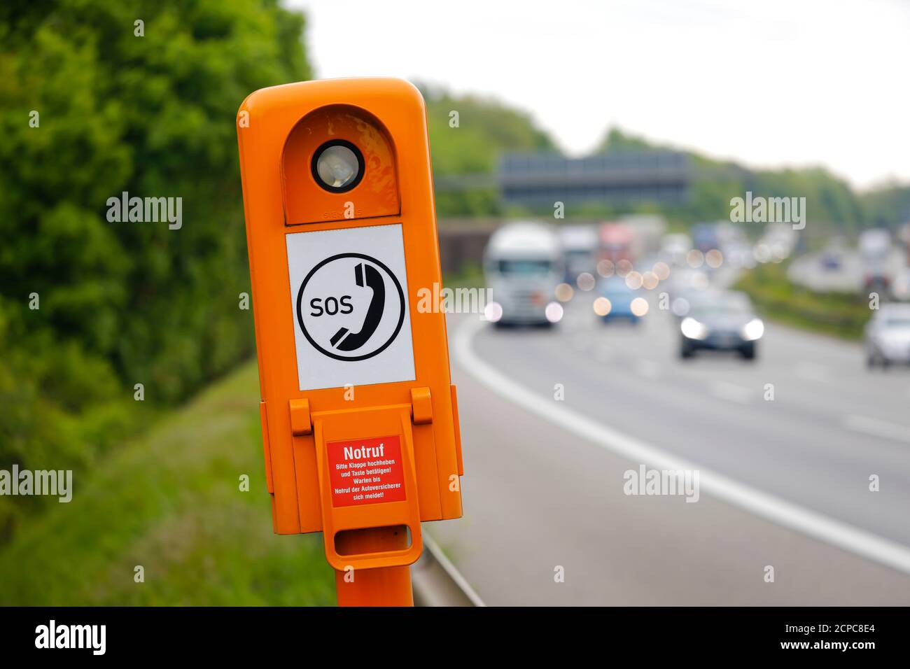 SOS-Notrufsäule auf der Autobahn A2, Nordrhein-Westfalen, Deutschland Stockfoto