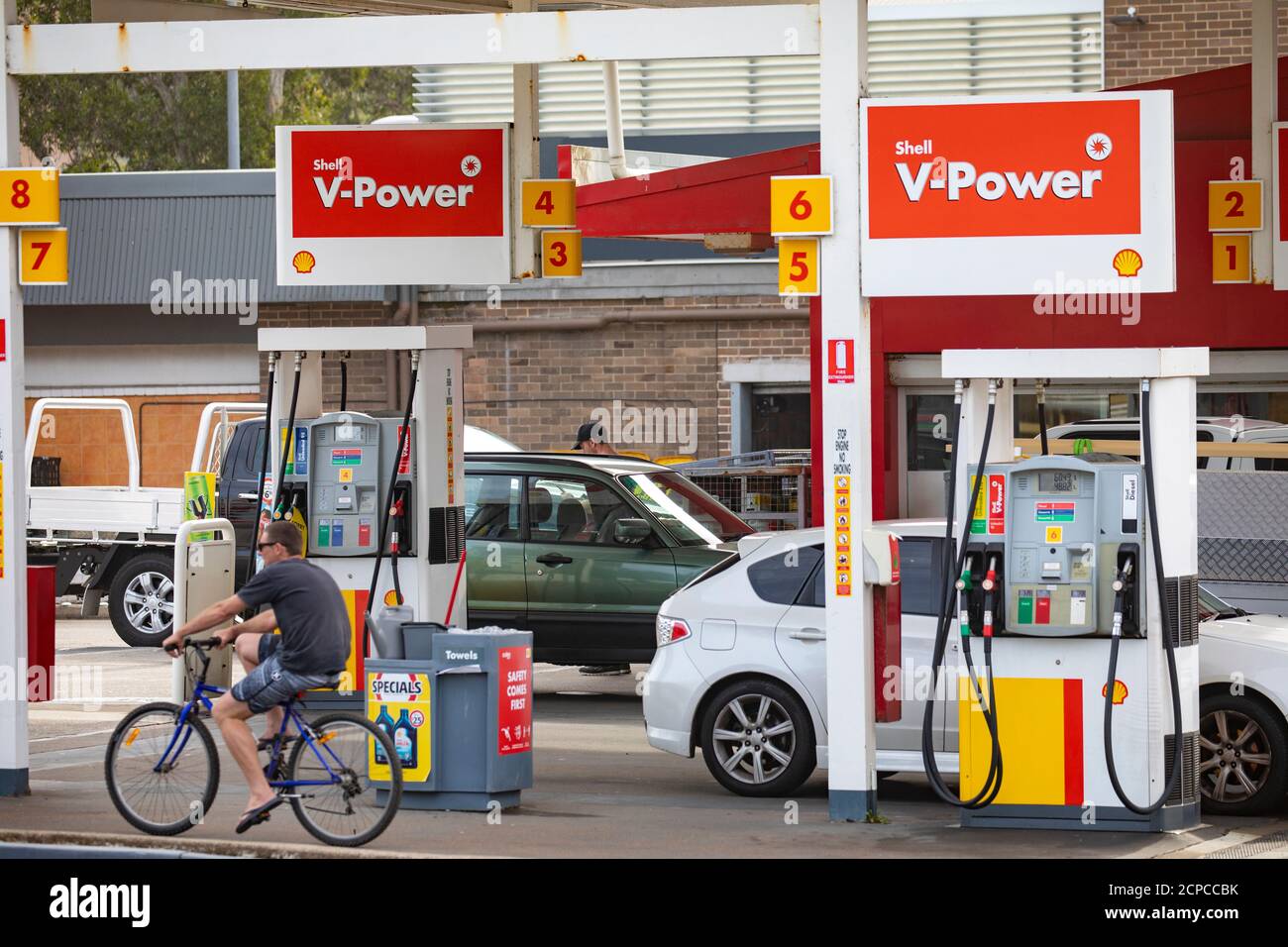 Tankstelle Shell Fuel in Sydney, NSW, Australien Autos auf dem Vorplatz tanken mit Kraftstoff einschließlich V Power und Diesel Stockfoto