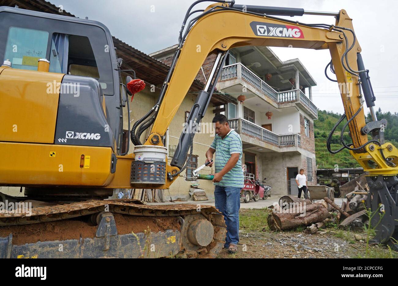 (200919) -- GANZHOU, 19. September 2020 (Xinhua) -- Wu Nianyou repariert einen Bagger zu Hause im Dorf Shangbao, Stadt Ganzhou in der ostchinesischen Provinz Jiangxi, 10. September 2020. Wu Nianyou, ein Bauer im Dorf Shangbao in der Stadt Ganzhou, und seine Frau sahen ihre vierbeinigen Töchter an einem Morgen im September 2010 auf die Welt kommen. Sie nannten ihre Töchter Wu Mengling, Wu Mengting, Wu Mengyun und Wu Mengqin, die ihre Sorge wurden, mit wenig Einkommen nur von den Feldern aufzuziehen. Als Frühgeborene waren die Mädchen in schlechten gesundheitlichen Bedingungen, die viel Geld brauchten, um zu behandeln. Mit Hilfe des Stockfoto