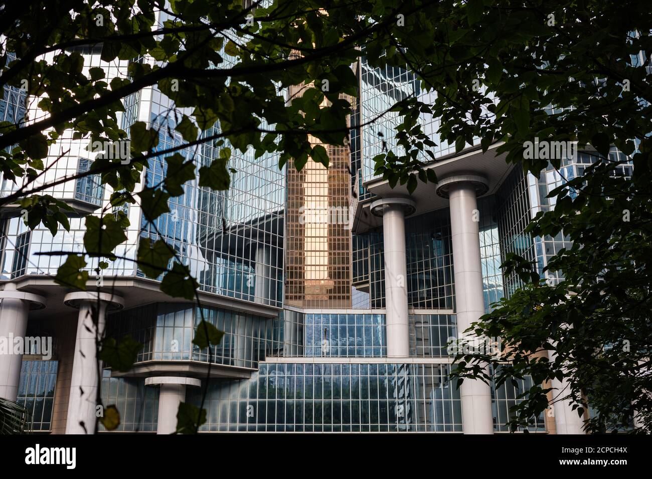 Glasfassaden mit Reflexionen, Architektur in Admiralty, Hongkong Stockfoto