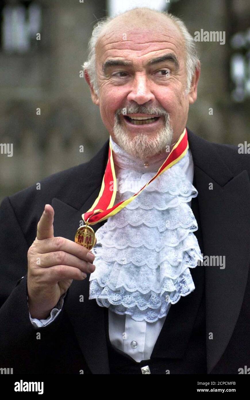 Sir Sean Connery zeigt seine Medaille den wartenden Journalisten, nachdem er am 5. Juli von der britischen Königin Elizabeth in Edinburgh zum Ritter geschlagen wurde. Die schottische Leinwandlegende, berühmt für seine Rolle als James Bond, wurde zwei Jahre geehrt, nachdem ihm wegen seines leidenschaftlichen schottischen Nationalismus angeblich die Ritterschaft verweigert wurde. PS/ME Stockfoto
