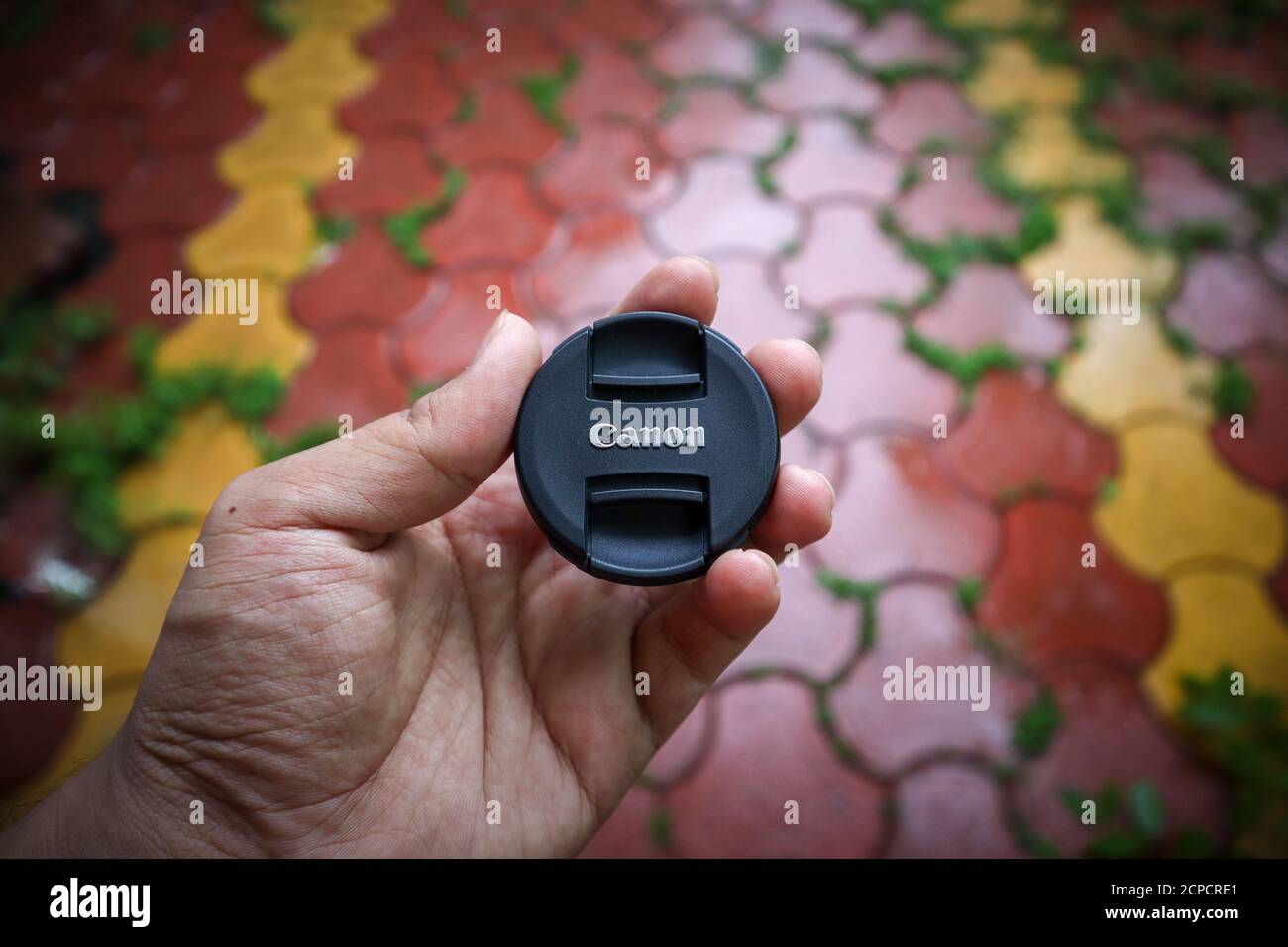 Ujjain, Indien - 15. August 2020: Canon Objektivkappe mit unscharfer Hintergrundfarbe. Canon Logo. Stockfoto