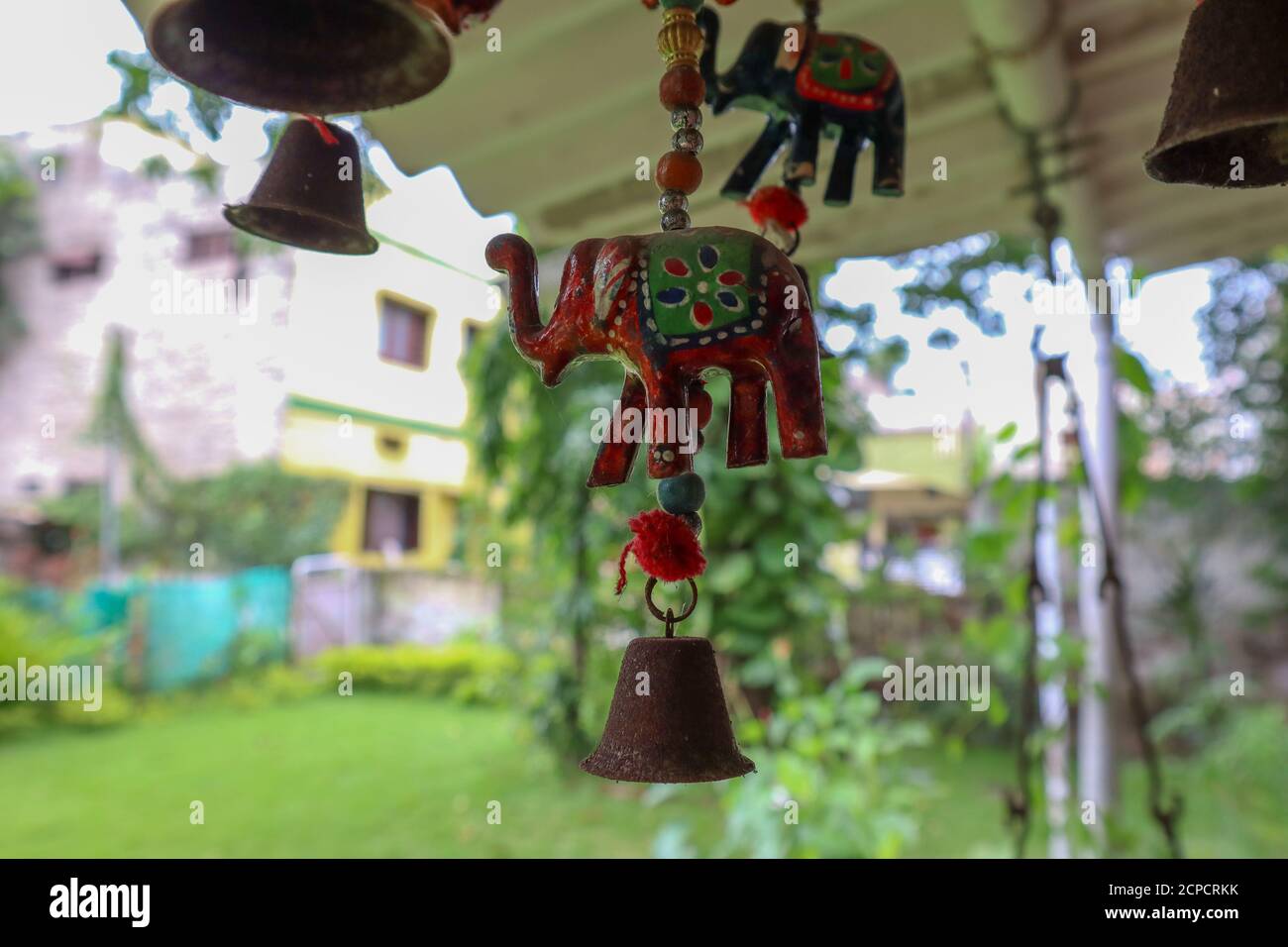 Ujjain, Indien - 16. August 2020: Rajasthani Handicraft Elephants Wall/Door Hängende Showpiece mit Glocken für Home Decor. Stockfoto