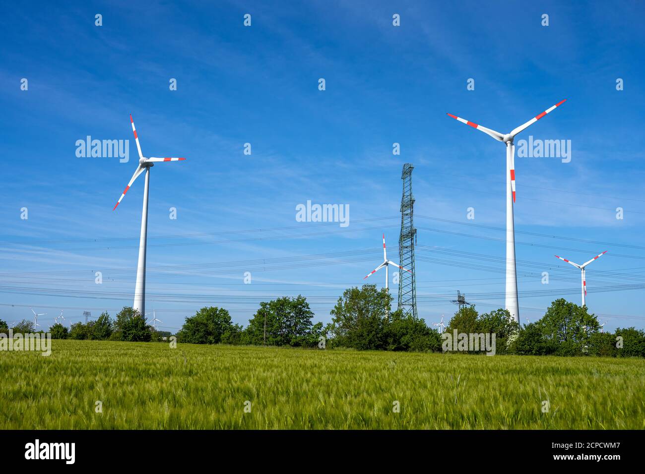 Windkraftanlagen und Stromleitungen in Deutschland gesehen Stockfoto
