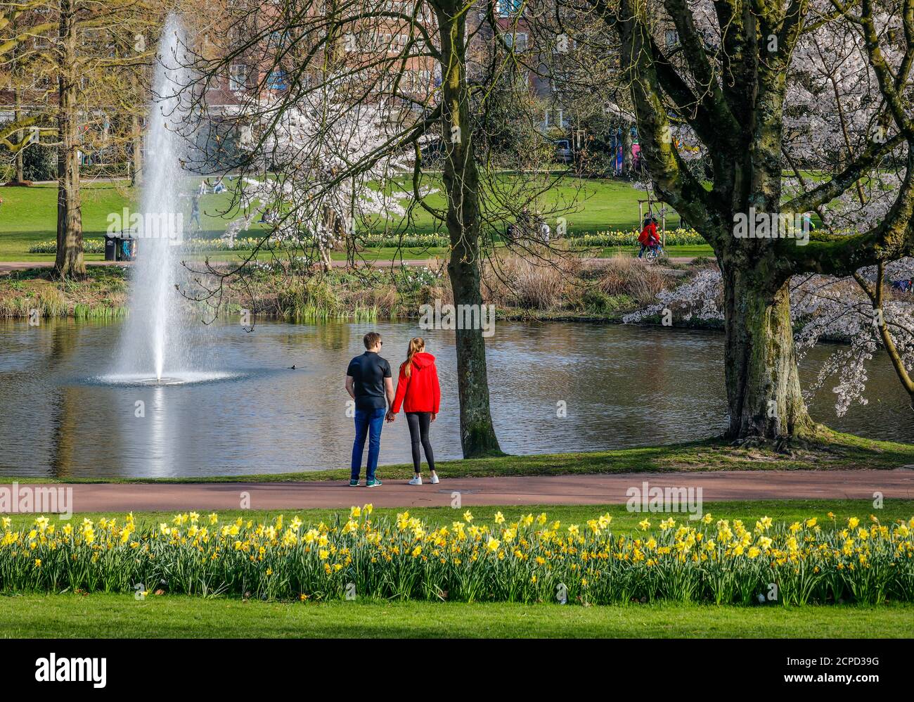 Kinderwagen im Stadtgarten in Zeiten der Koronakrise, Essen, Ruhrgebiet, Nordrhein-Westfalen, Deutschland Stockfoto